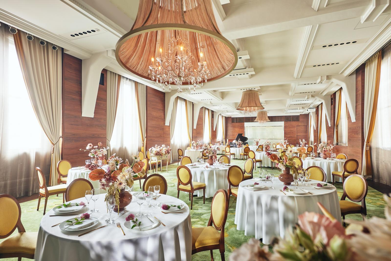 バンケット会場は自然光かふりそそぐナチュラルアンティーク