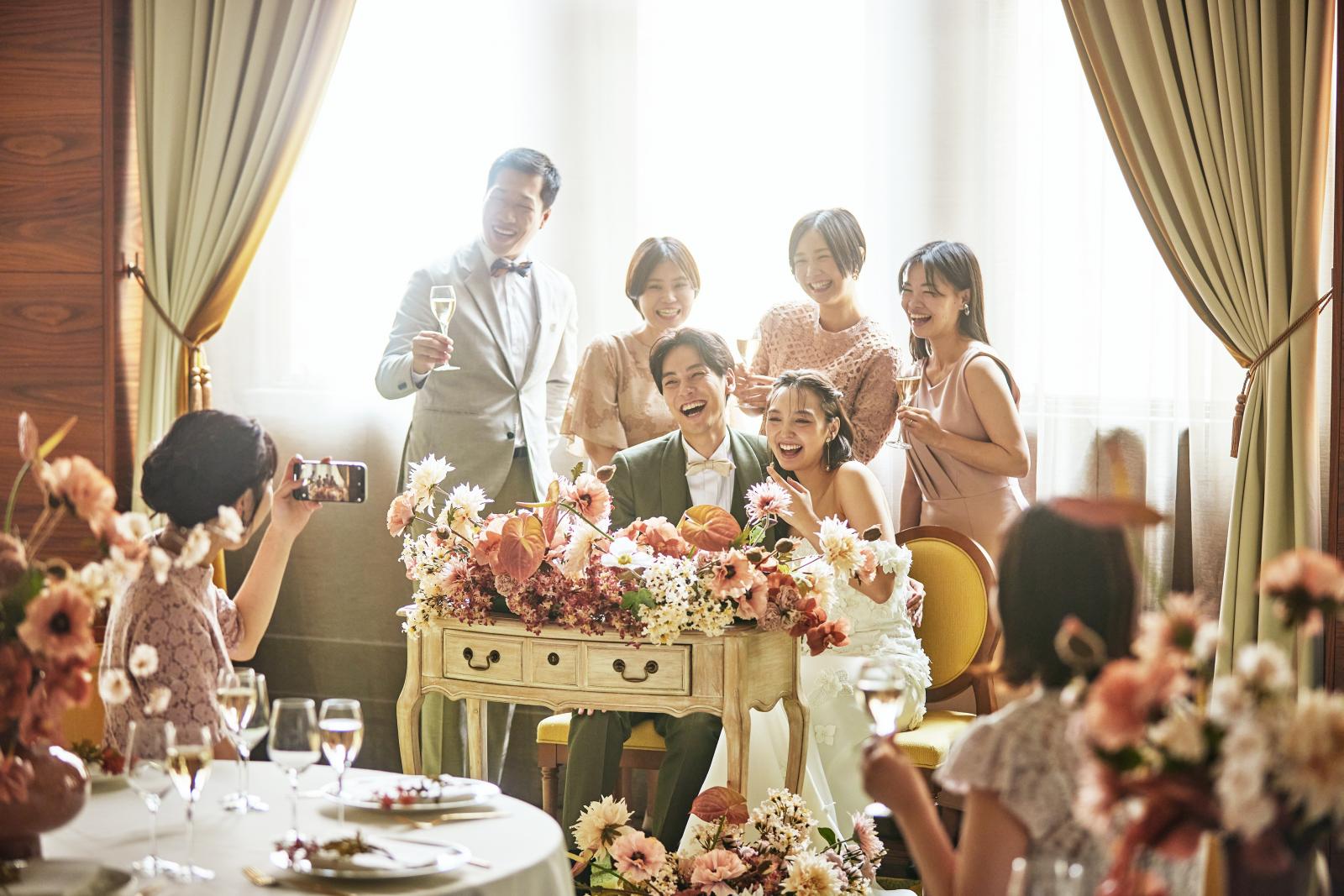 ゲストが次々とご挨拶にお越しくださるフルフラットなメインテーブル