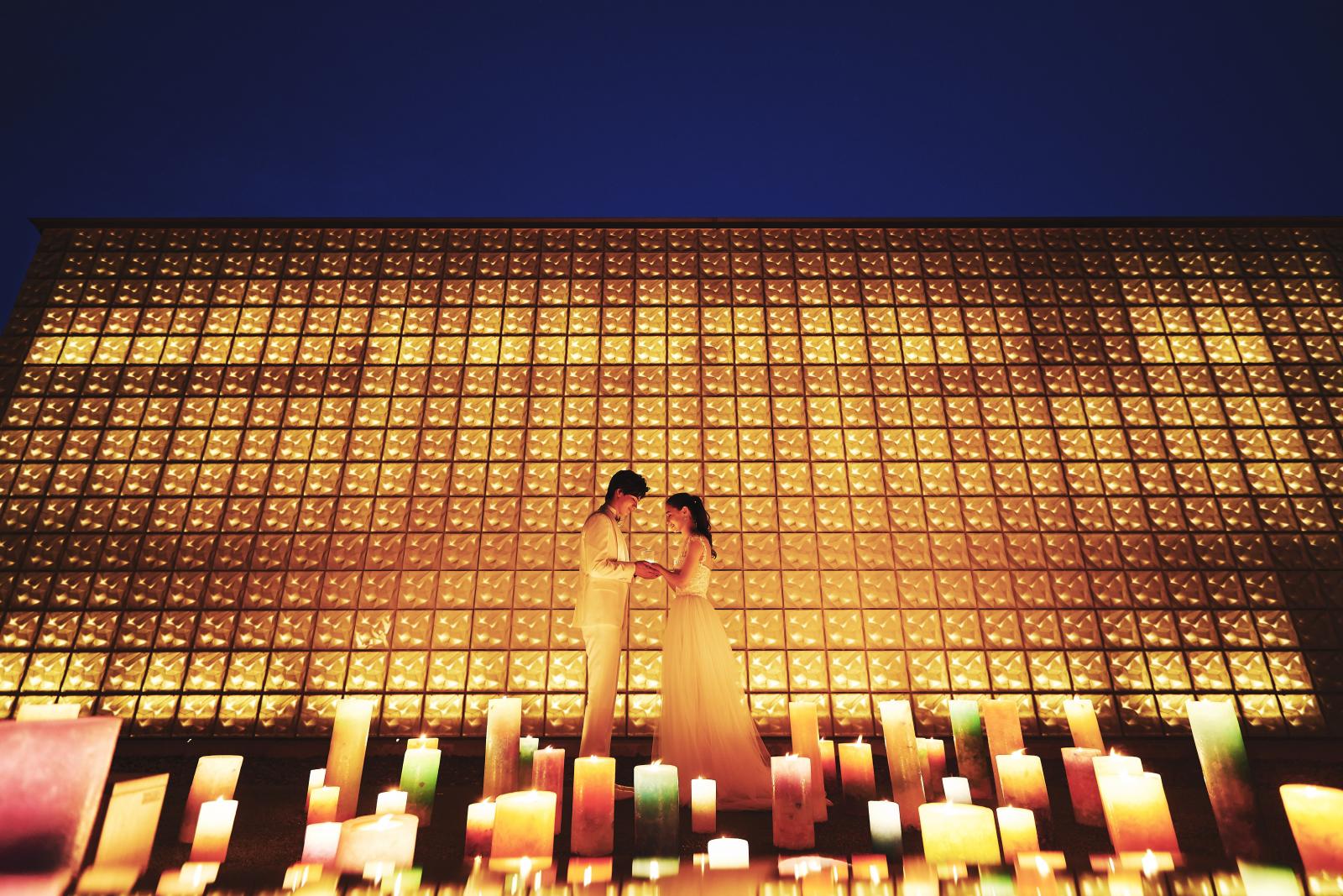 ナイトタイムにのみ出会う 浮き出るようなあたたかみを纏うチャペル