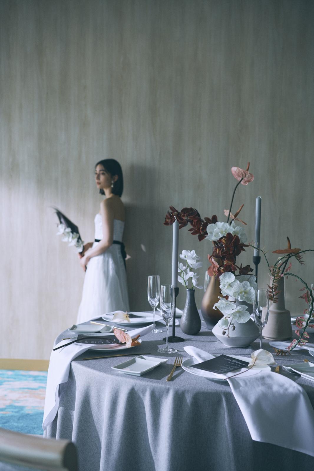会場の雰囲気に合わせて洗練されたテーブルコーディネート