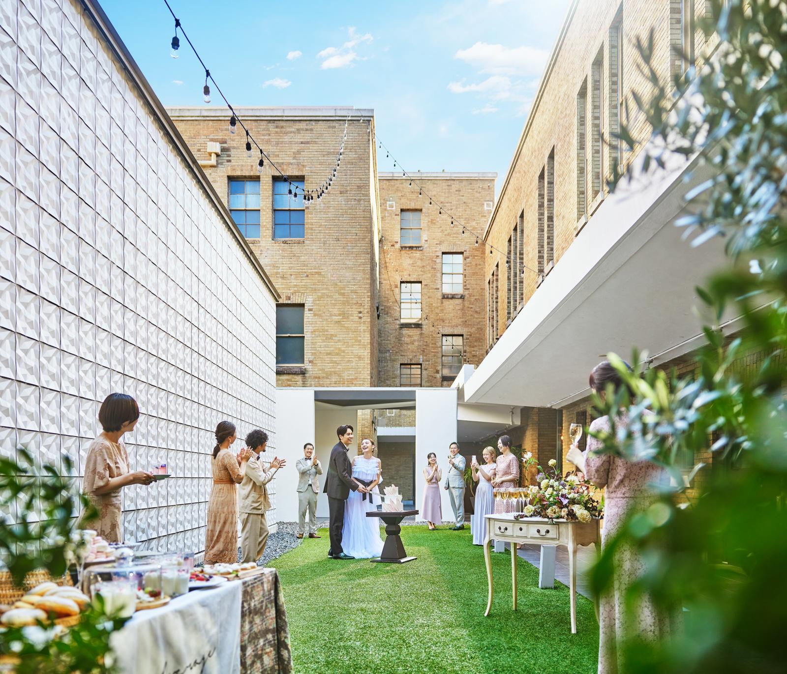 チャペルへと続くガーデンの使い方は思いのまま。季節の花々と前撮りを愉しんだり、様々な演出を散りばめて