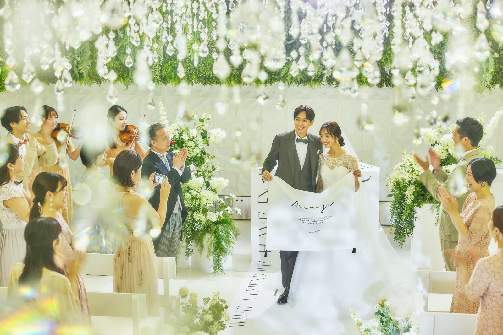 ゲストの優しい視線がふりそそぐアットホームな挙式会場