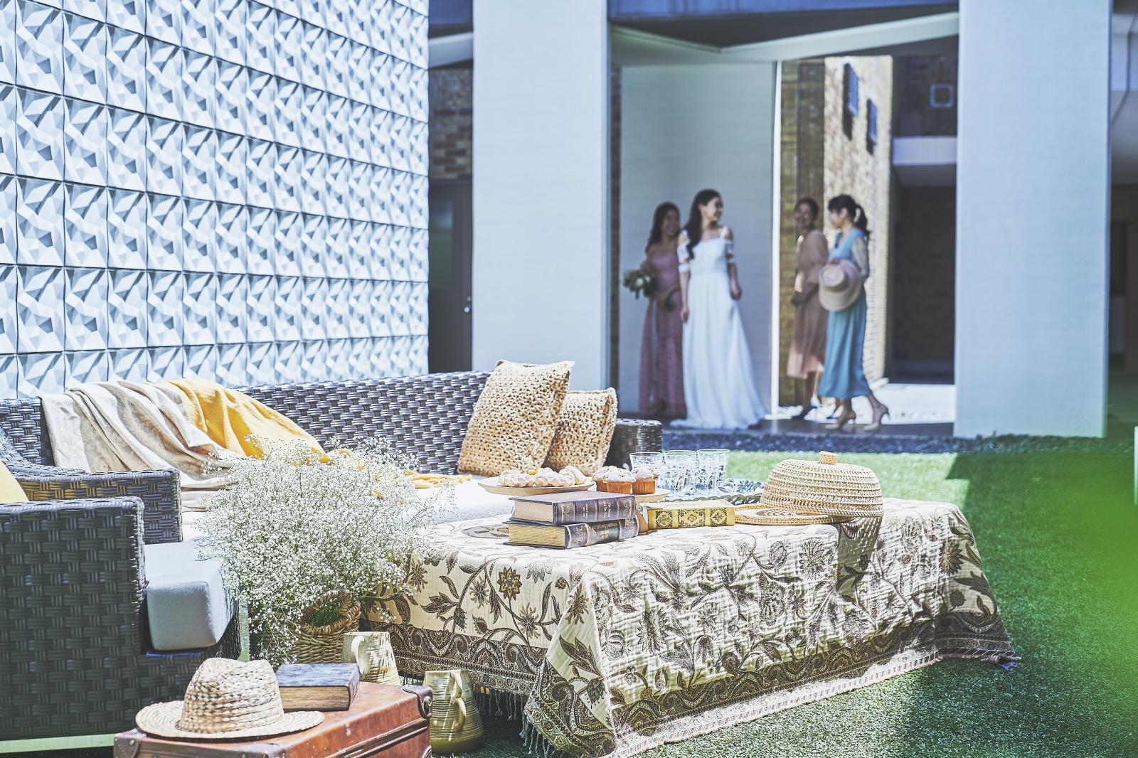 挙式の前は屋外ものんびりゆっくりゲストのお待ち合いとしてご案内