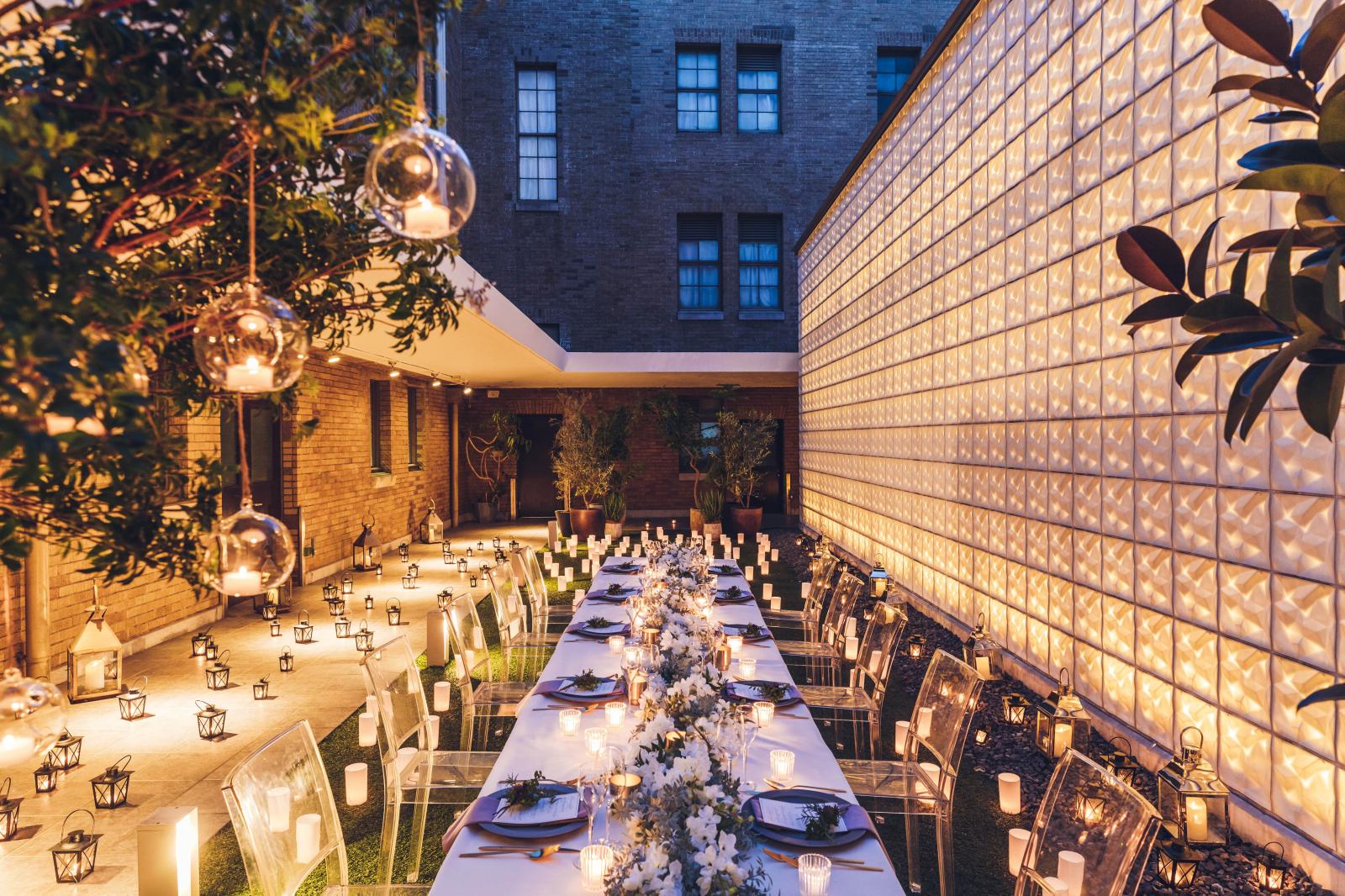 キャンドルやランタンを灯したガーデンパーティーはアットホームな雰囲気でゲストの想い出に