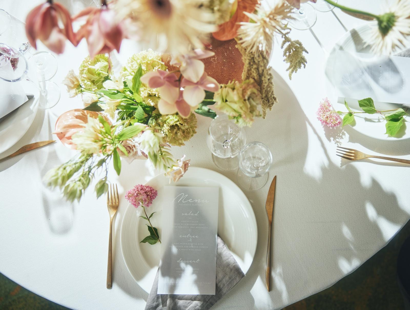 最大6名掛けのコンパクトな円卓でゲスト同士も会話がはずみます