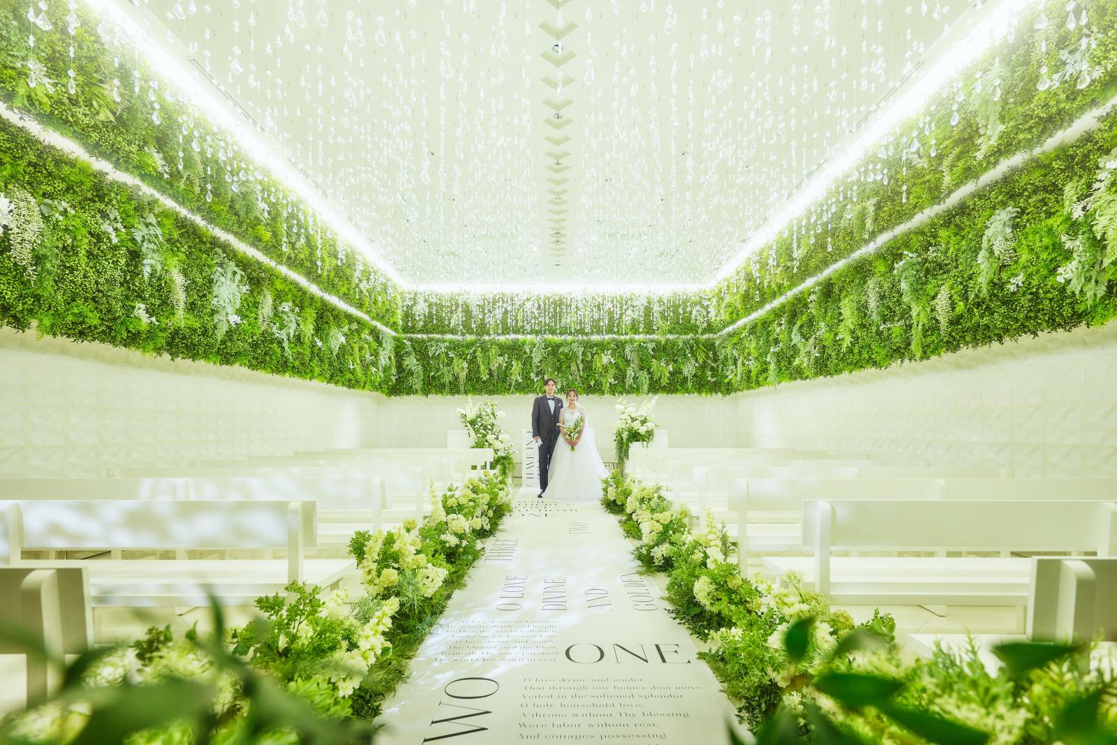 神聖な誓いの瞬間にふさわしい優しく清らかなたたずまい。宝石箱のようなクリスタルチャペルでは息をのむほどに美しい誓いの瞬間を