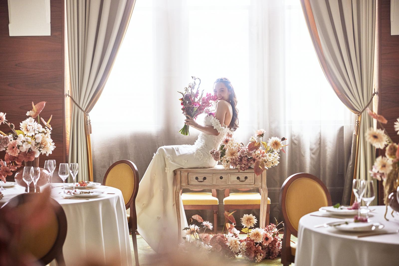 シックから大人可愛いコーディネートまで、ふたりの好みに合わせて叶える開放的なパーティ会場