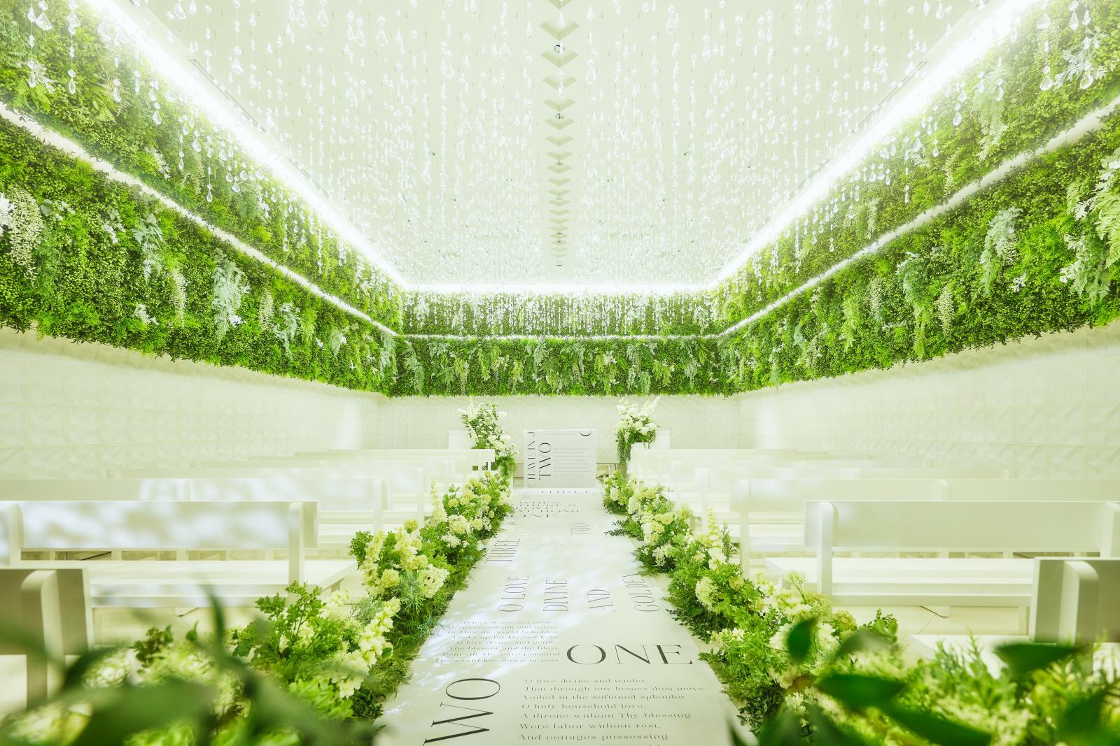 ホワイト×グリーンのあたたかみ溢れる独立型チャペル