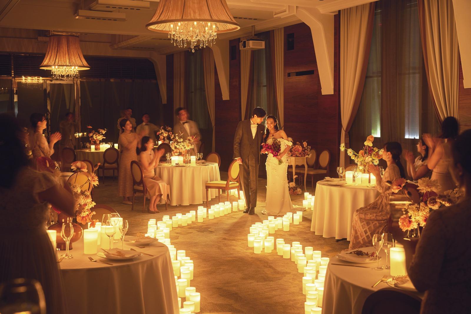 ライトアップされた幻想的でドラマチックな世界で想い出のひと時を