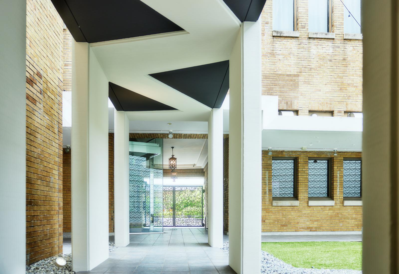 一歩の先に、厳かなる誓いの道が広がる