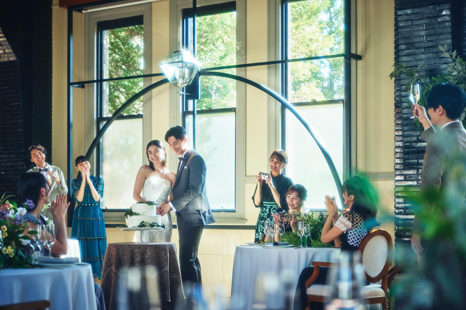 憧れのケーキセレモニーもまるごとアンティークな空間に映えます