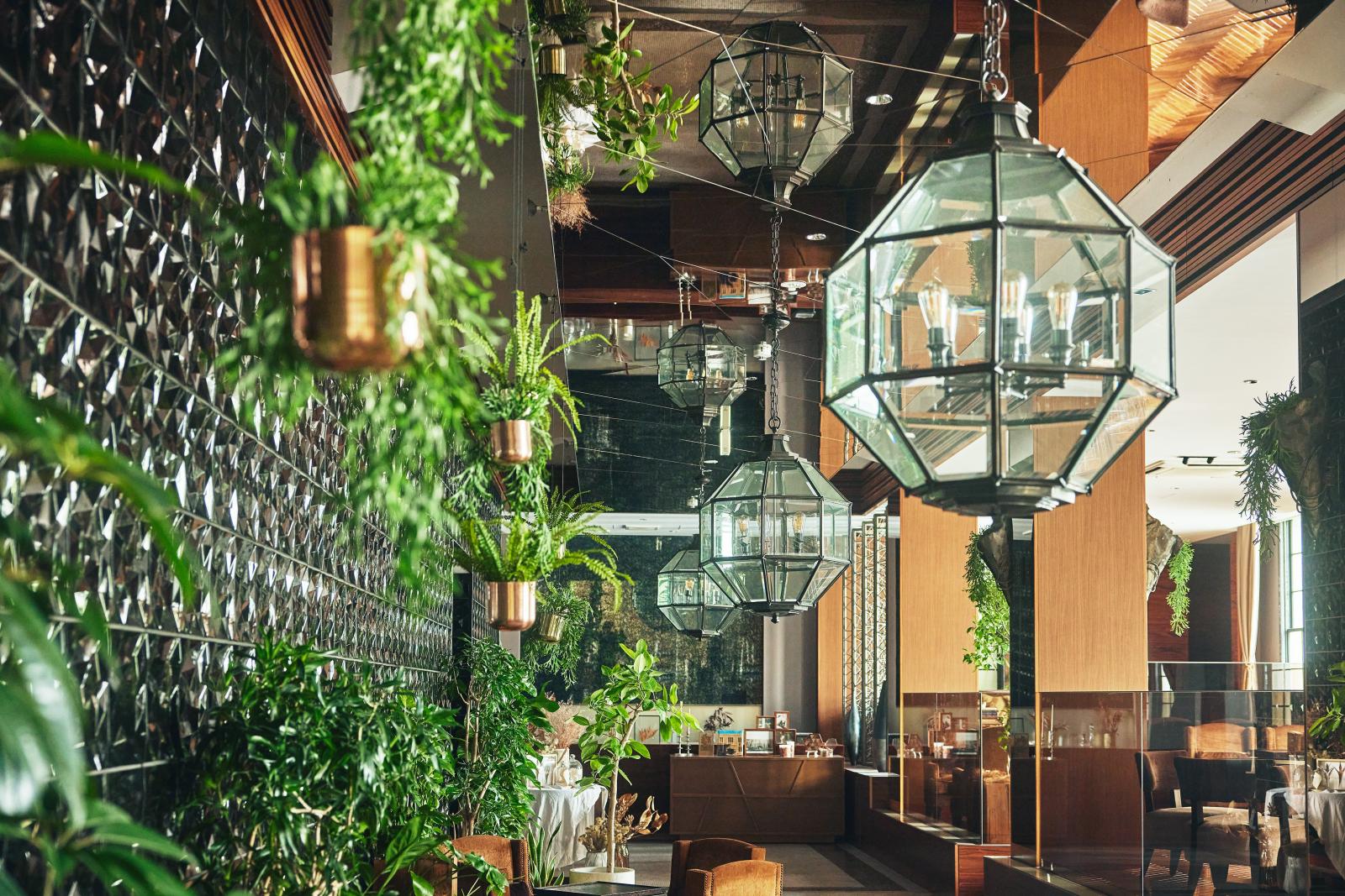 自然光が降り注ぐ明るいお時間もまるごとアンティークなお待ち合いラウンジ