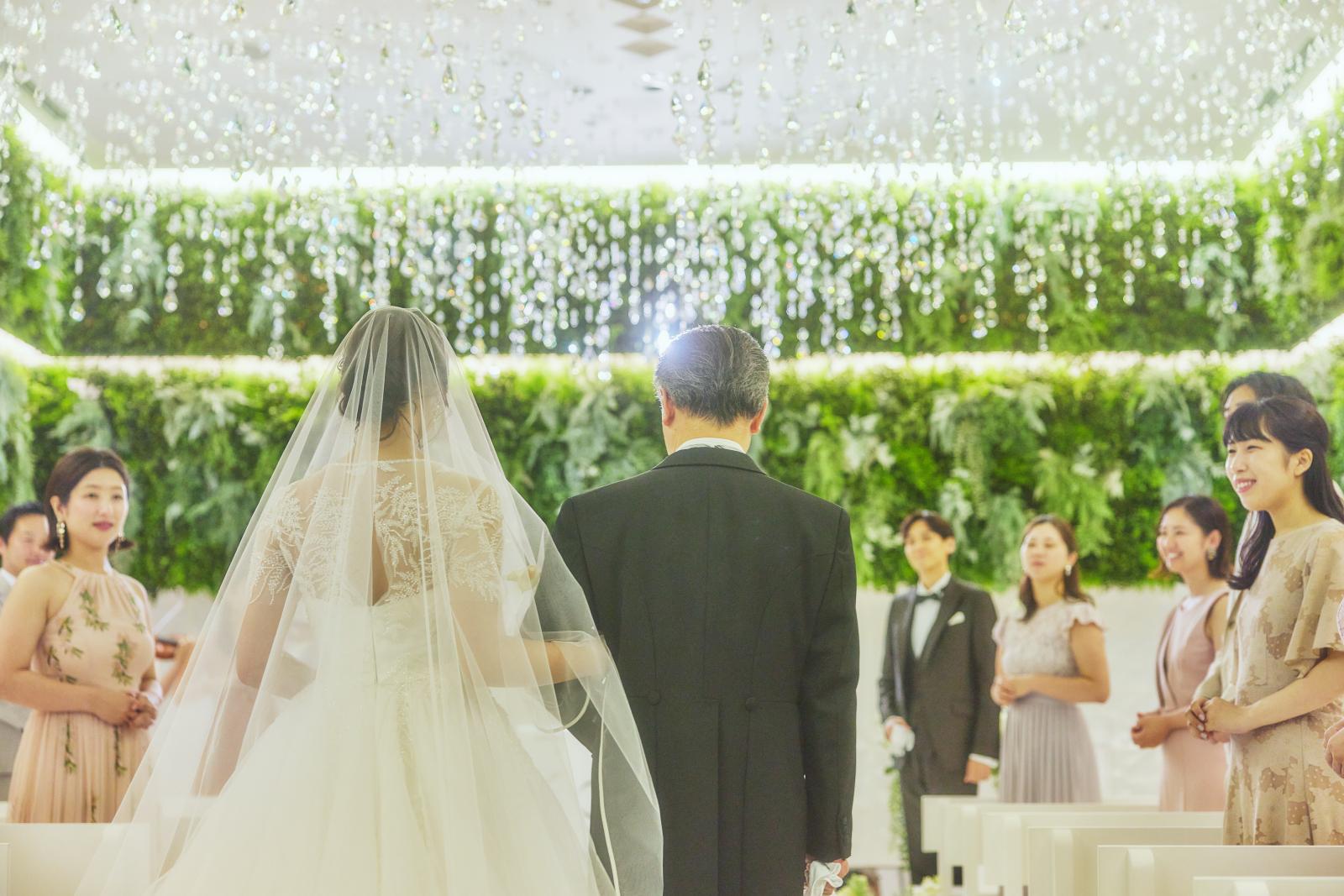 華やかなシャンデリアが降り注ぐ印象的な挙式会場