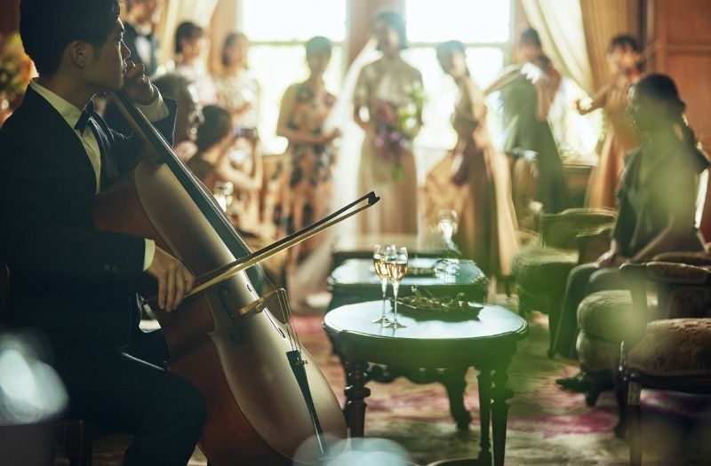 ドラマティックは生演奏でゲストをおもてなし