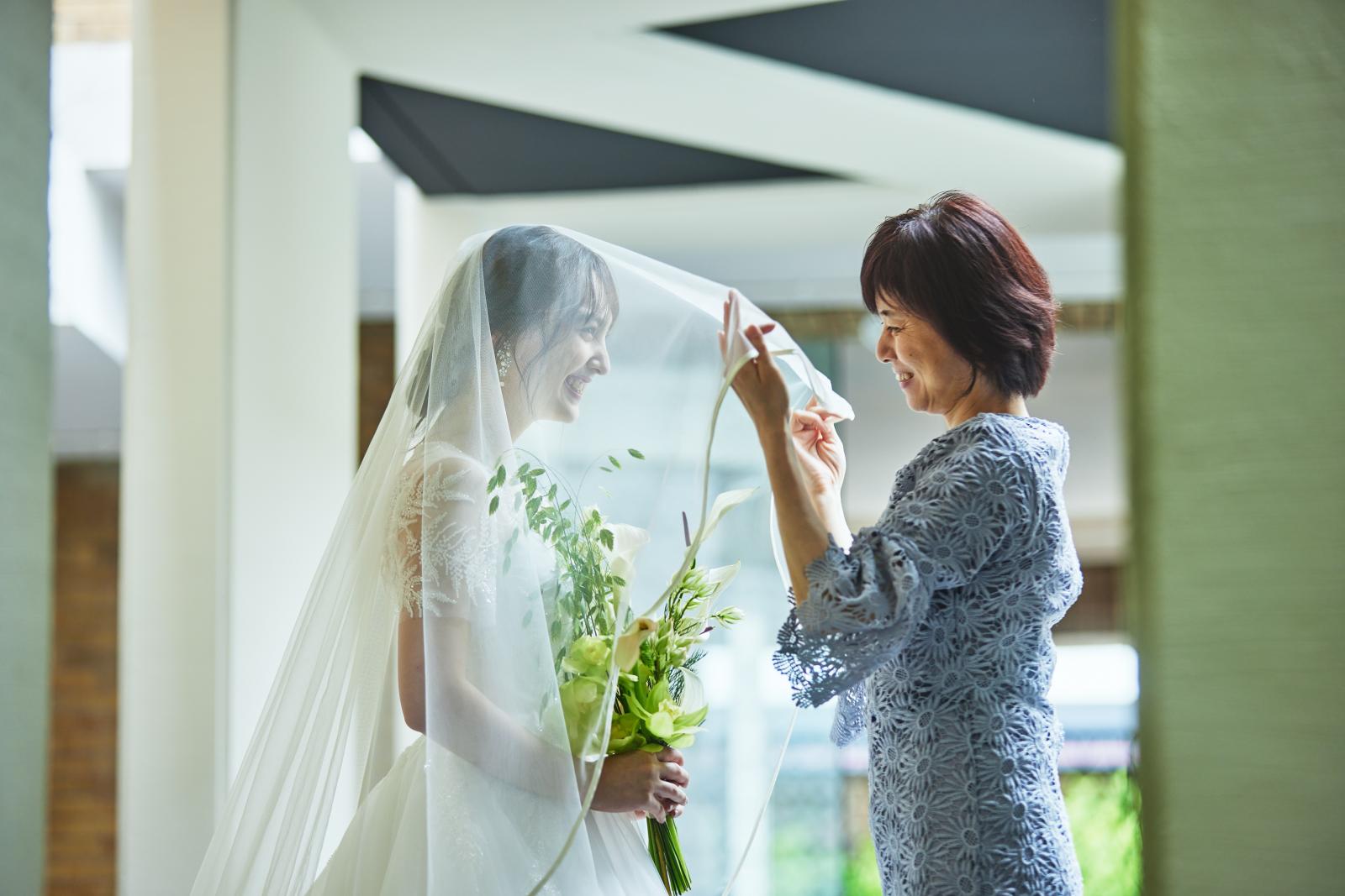 娘から花嫁へ、最後の身支度