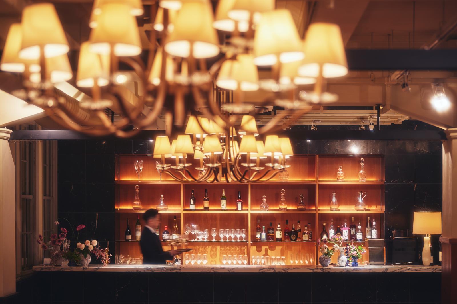 自然光差し込む会場もナイトタイムはアンティークが際立ちます