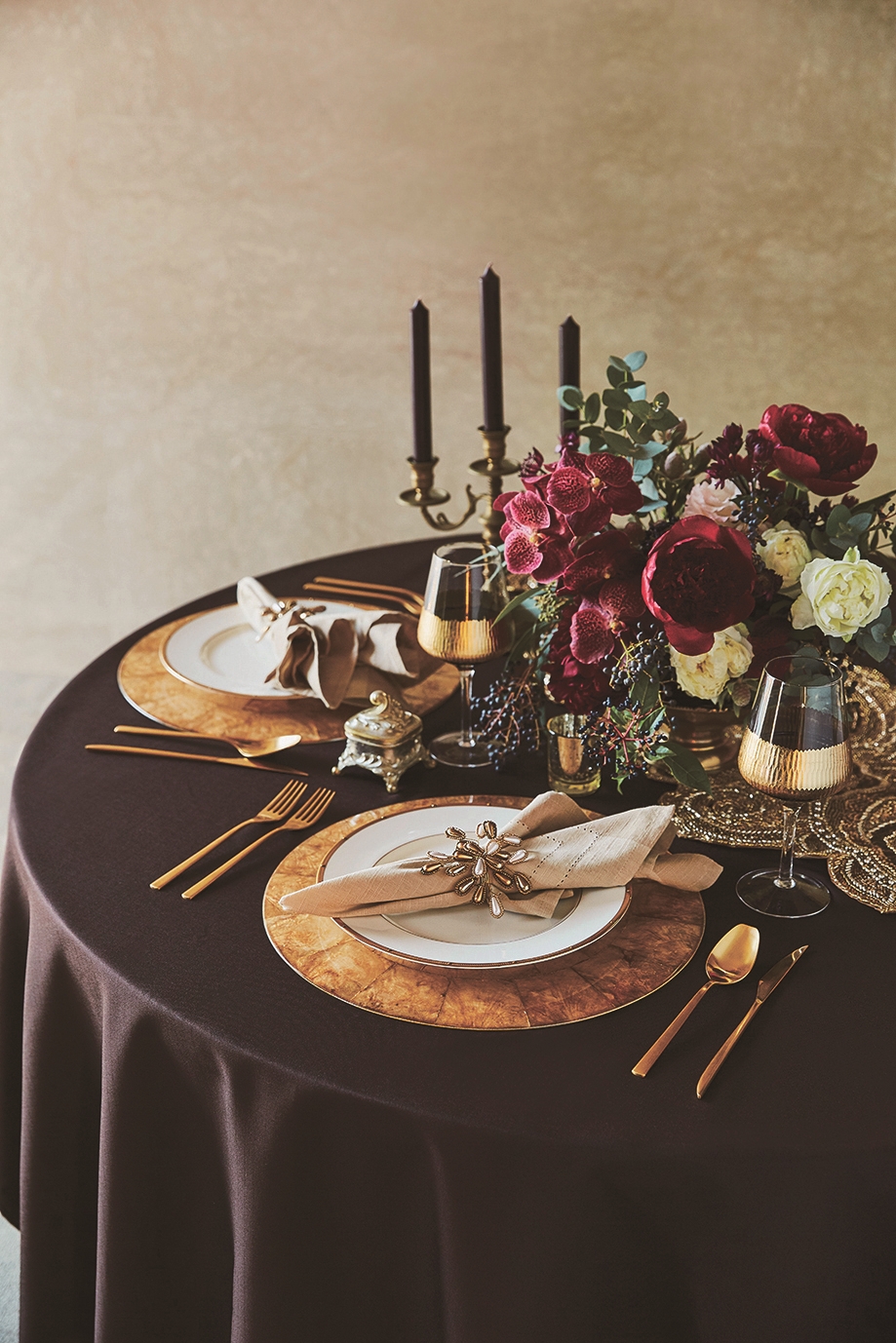 会場の雰囲気に合わせて洗練されたテーブルコーディネート