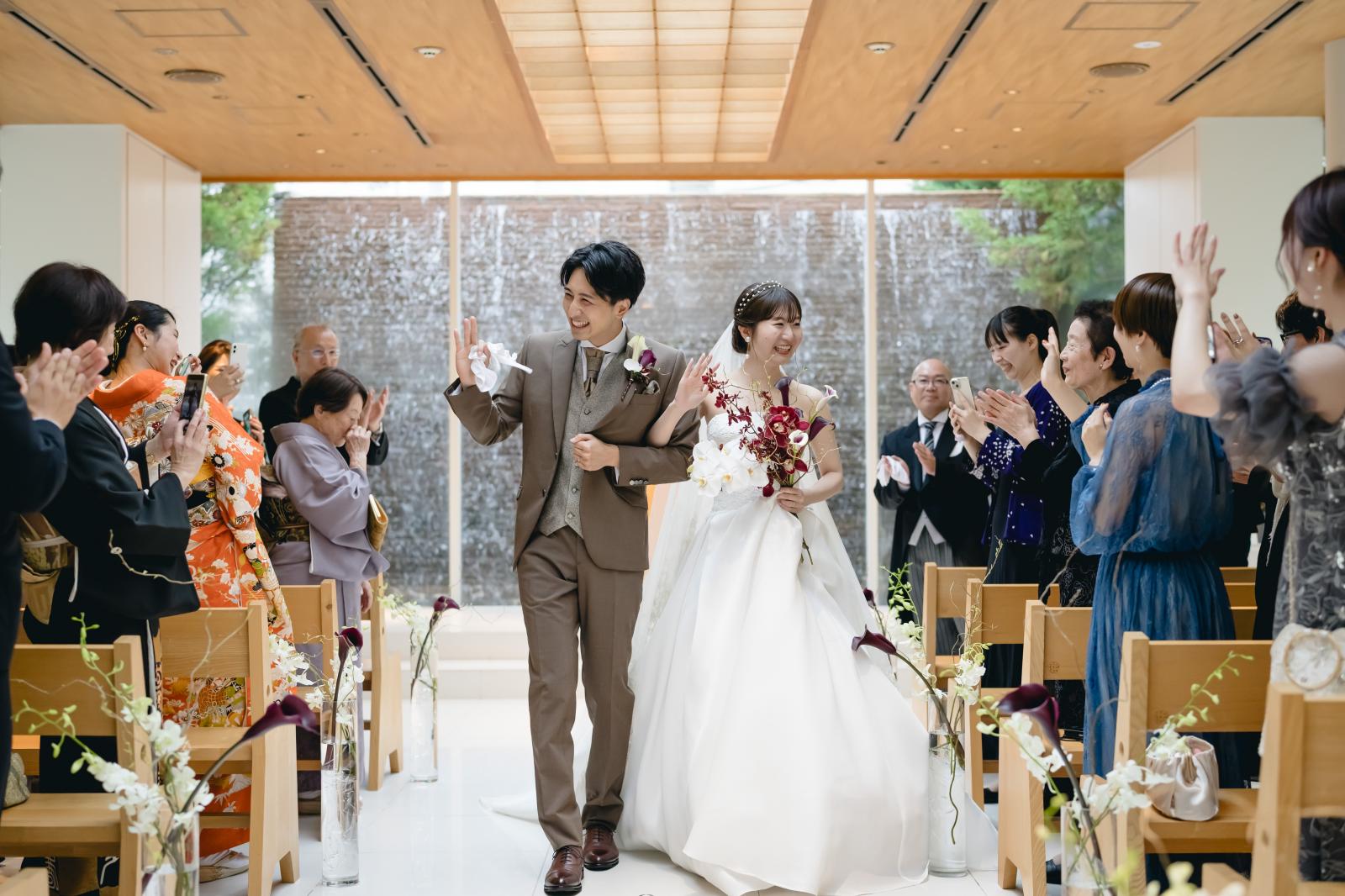 無数のきらめきとやわらかな陽光が祝福するチャペル