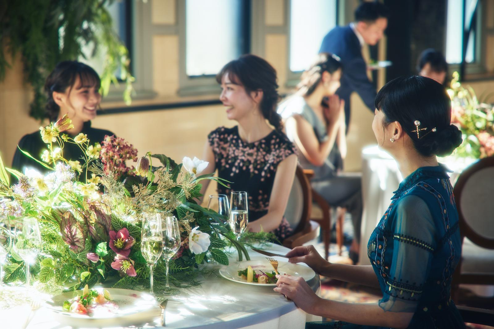 シックから大人可愛いコーディネートまで、ふたりの好みに合わせて叶える開放的なパーティ会場