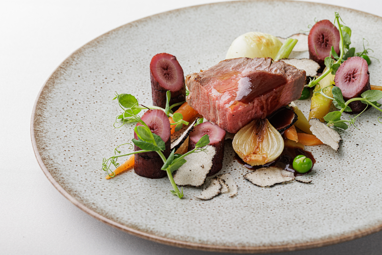 料理は専用キッチンから各テーブルの状態を確認し、最も美味しい出来立ての状態でゲストに届けられる。