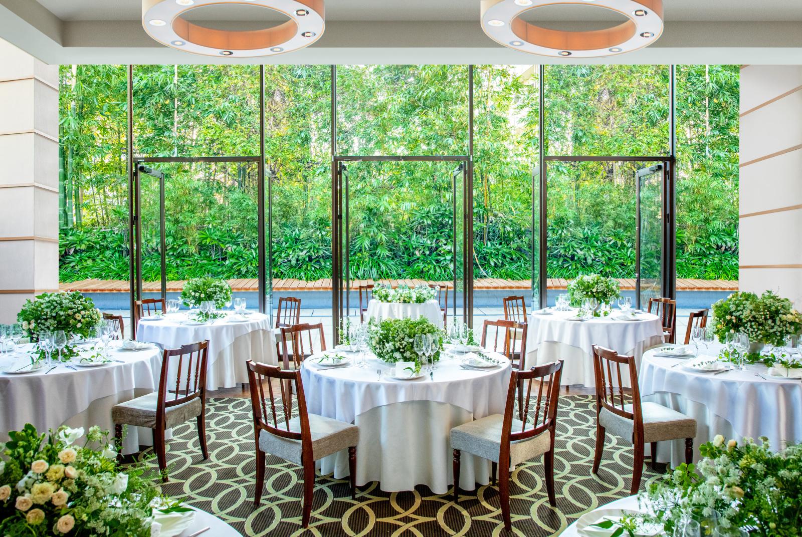 自然光の溢れる開放的な披露宴会場