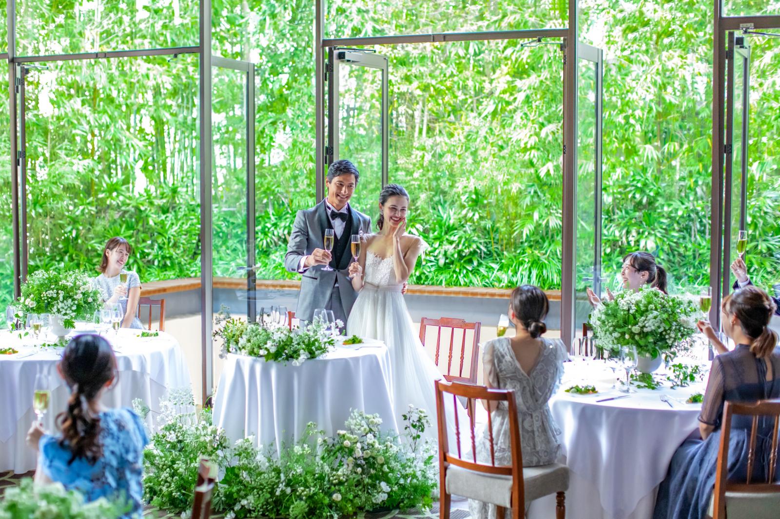 2面が天井までガラス張りで自然光に包まれ、プライベートテラスへと一続きの開放的な「ザ・テラスルーム」