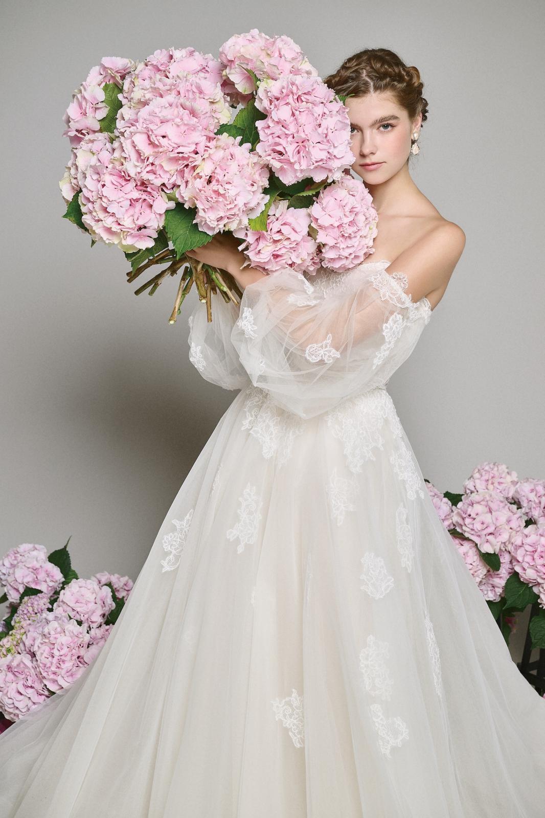 NY、パリ、ミラノ、ロンドンなど世界中のアトリエから最新ドレスをセレクト