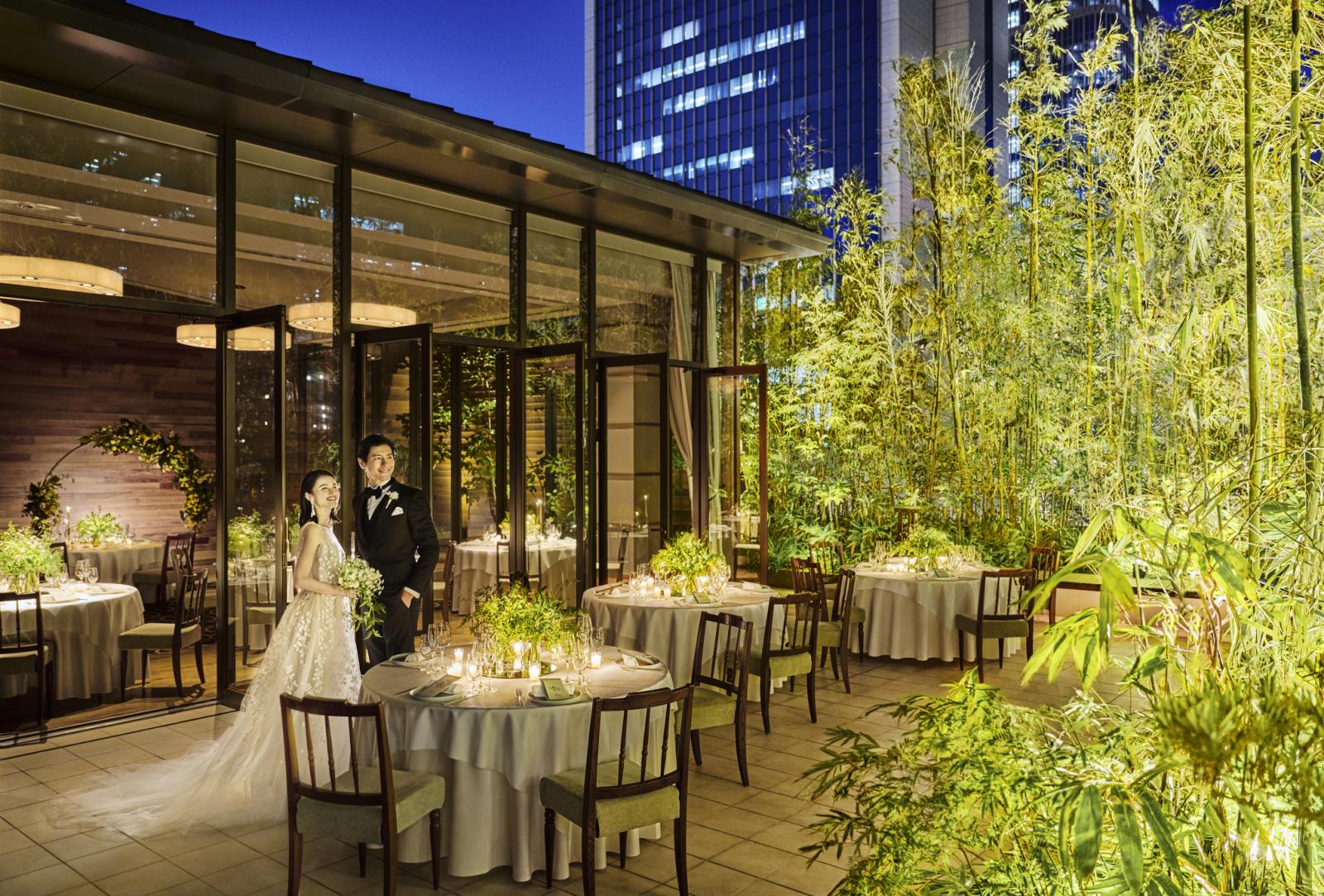 夕暮れからのウェディングも人気