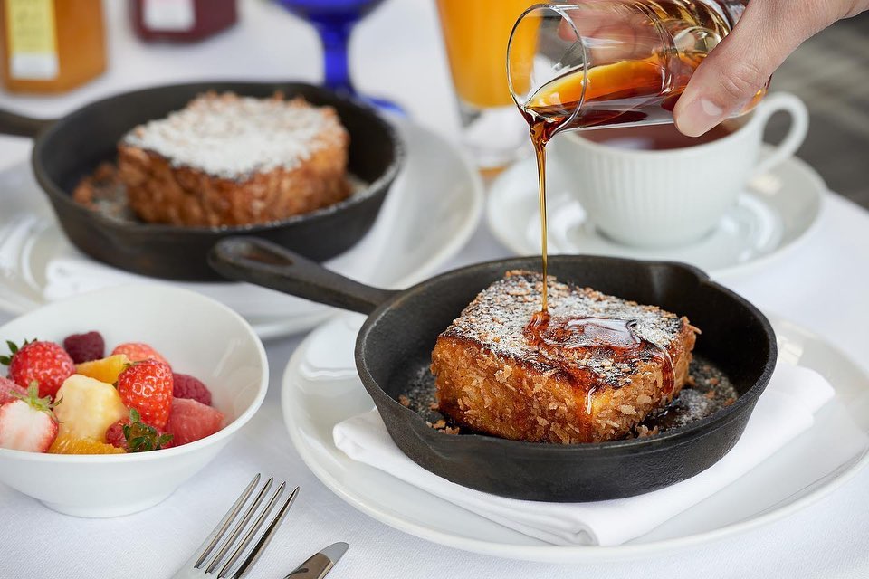 最上階からの景色を楽しみながら心ゆくまで朝食を楽しめる