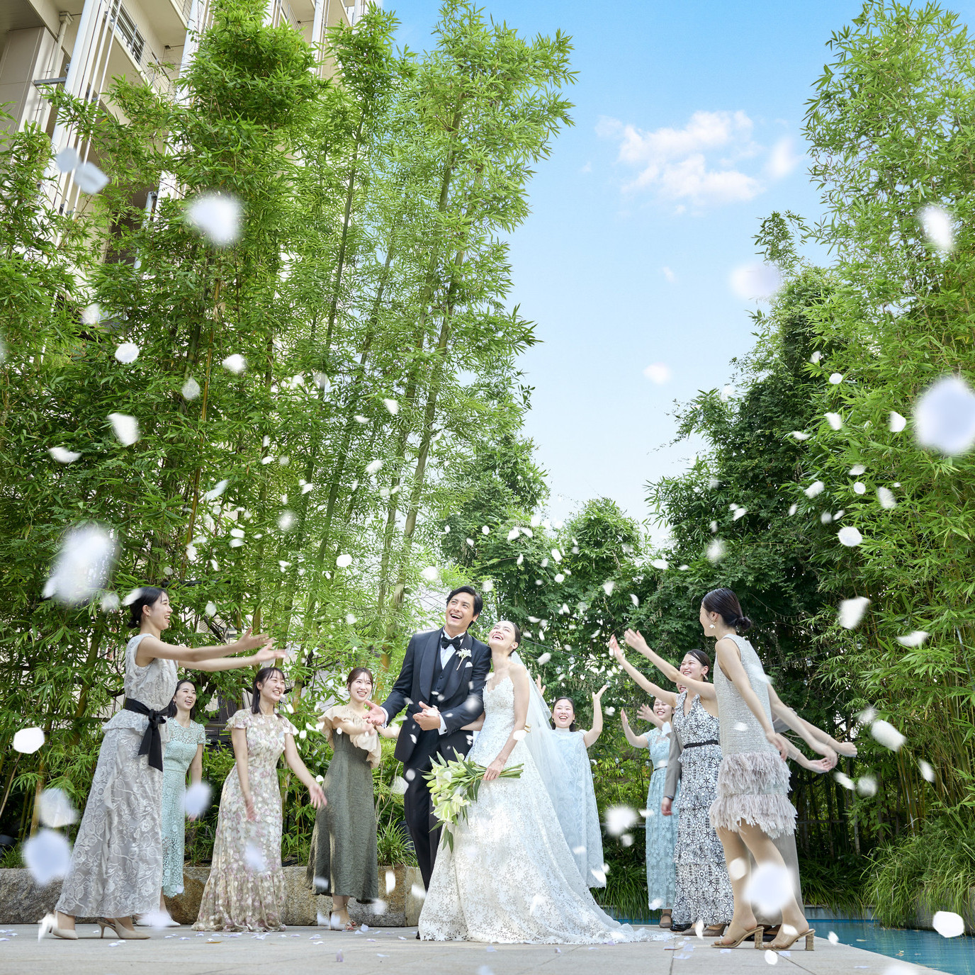 瑞々しい緑に囲まれゲストからのフラワーシャワーの祝福を