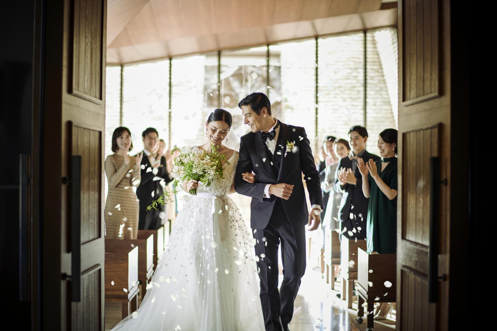 光の差し込む洗練された空間で交わす永遠の誓い