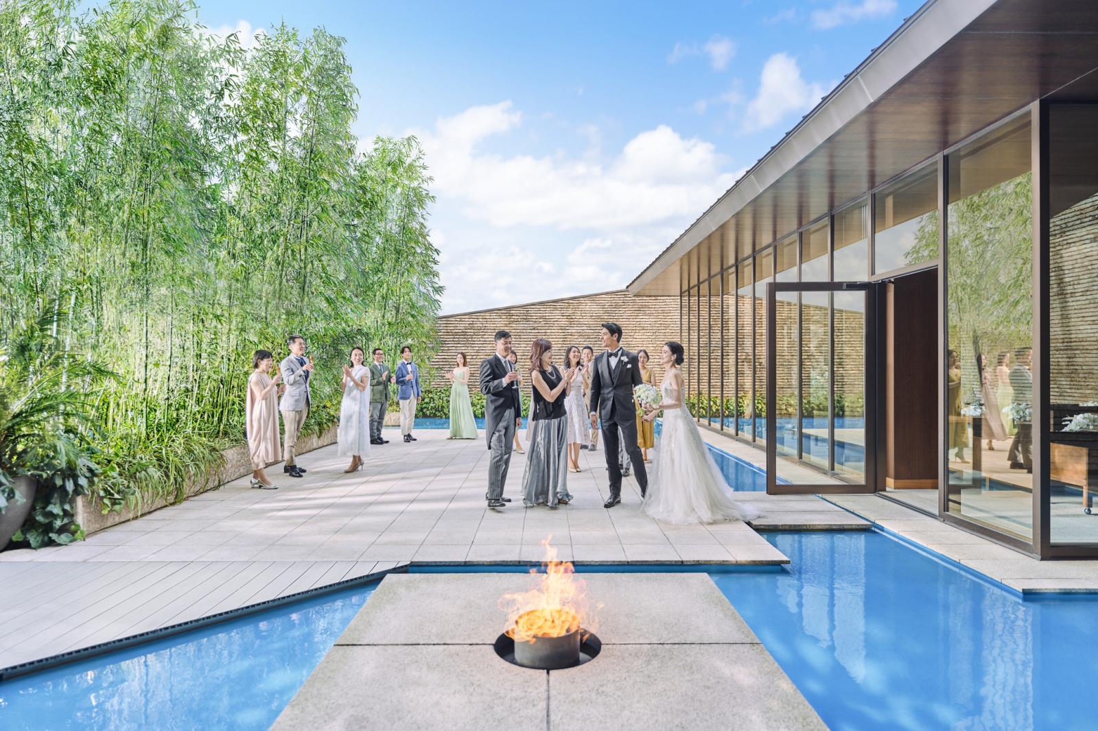 式後にはすぐとなりのウォーターテラスで集合写真やブーケトスなど自由に演出も楽しめる。