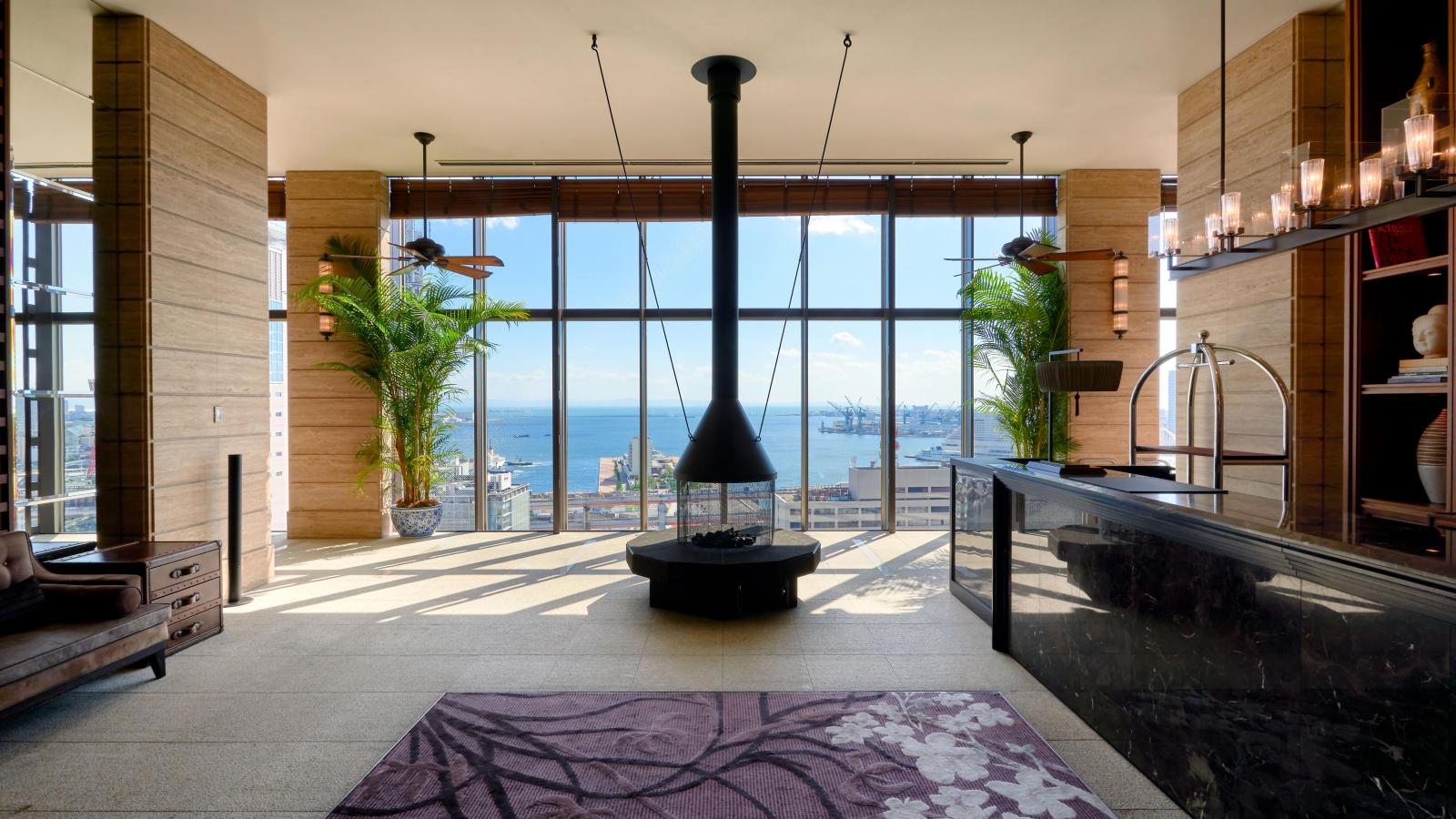 神戸の景色を一望できるフロントデスクでチェックイン