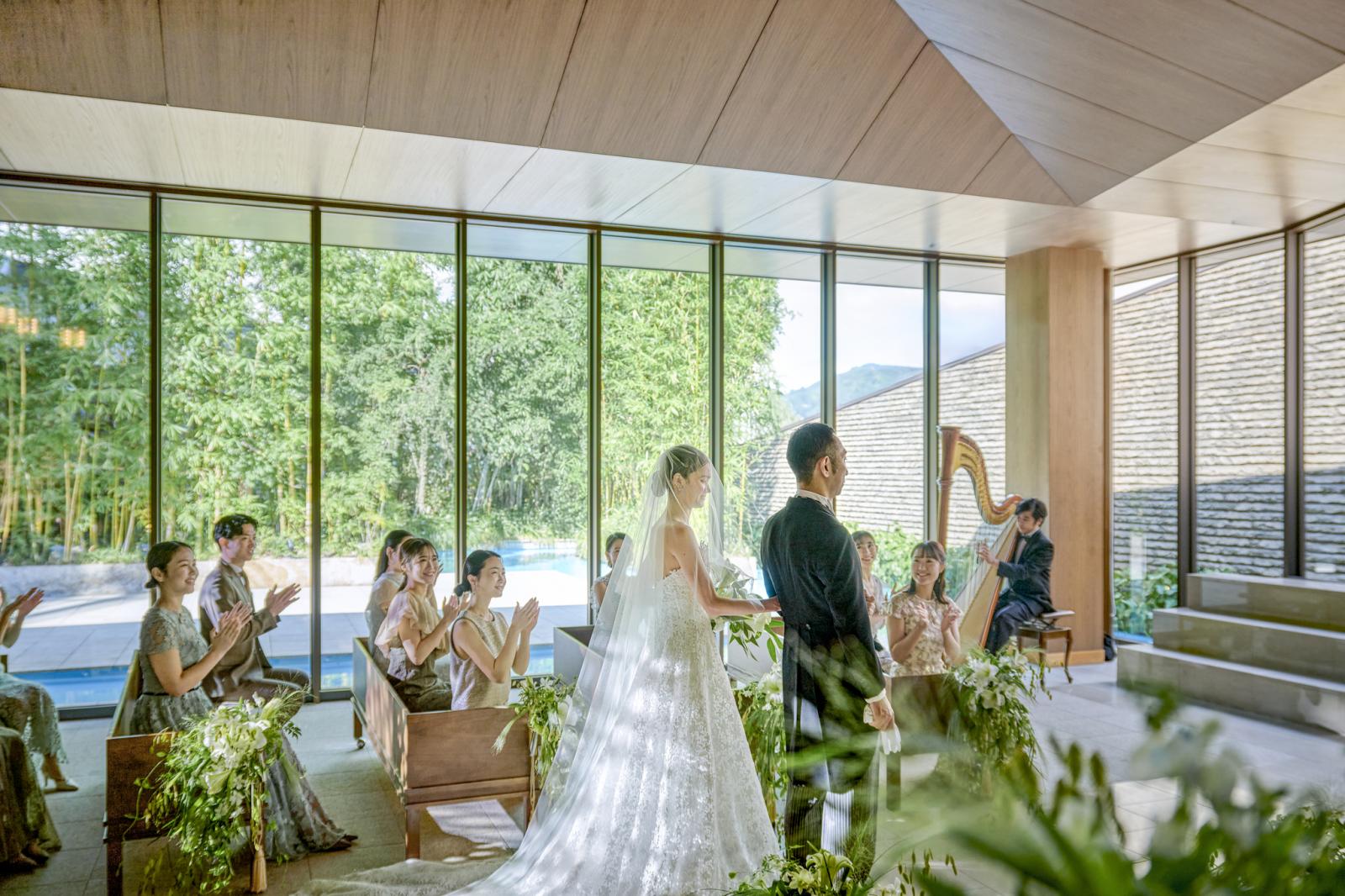 繊細なハープの音色が高い天井まで響き渡るチャペルで感動の挙式シーンを