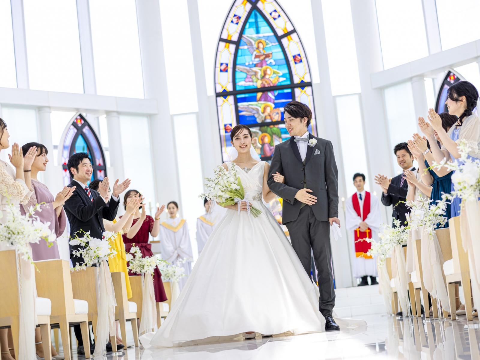 2.5ｍ幅のバージンロードは、新婦様とお父様だけでなく、今まで育ててくれたご両親と3人での入場が可能