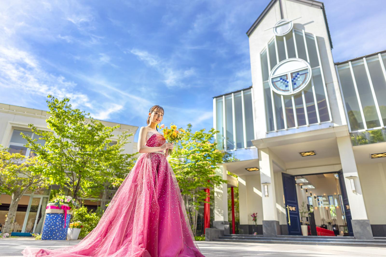 チャペルをつなぐ重厚な大扉のレリーフは、ご両家が守り満たしてこられた2つのカップを1つに結ぶ場であることを表現しています。