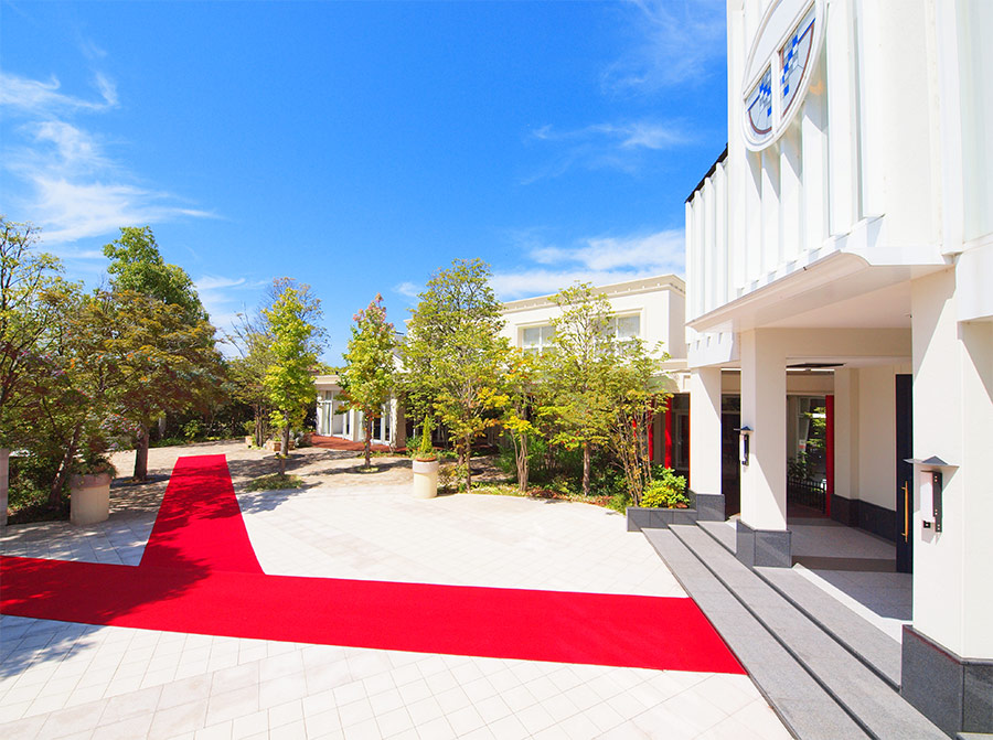 心地よさあふれた空の下でのブーケトスやバルーンリリース