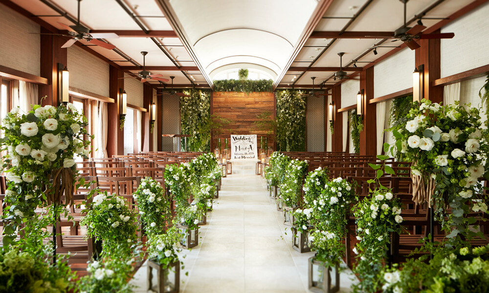 木の温もりを感じる森のチャペルが誕生。<br />
「みつばち」という意味を持つナチュラルな独立型チャペルで<br />
自然の優しさに包まれるセレモニーを。