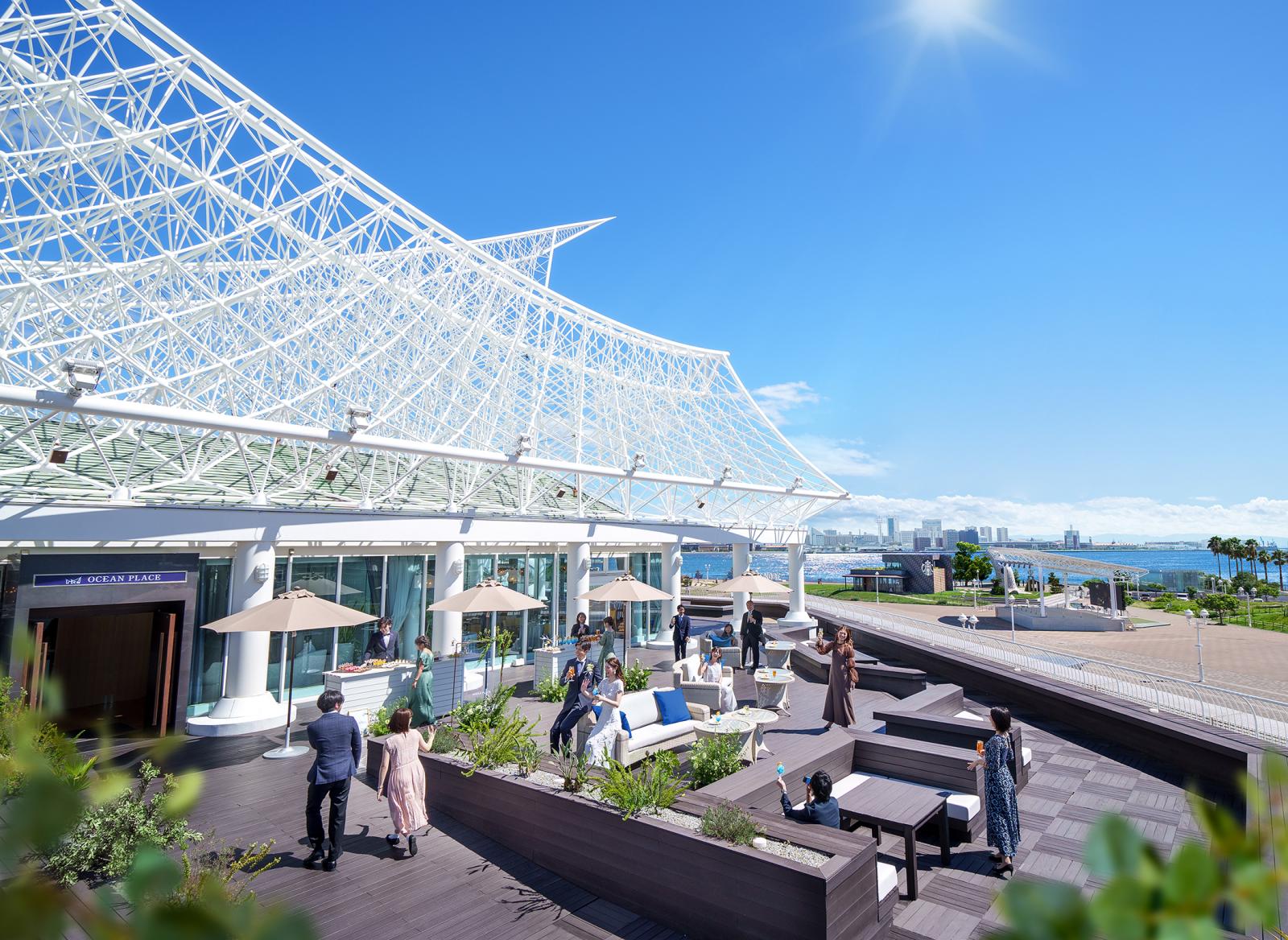 大海原を駈ける帆船の帆と波をイメージした白いスペースフレームの大屋根が特徴的な当館