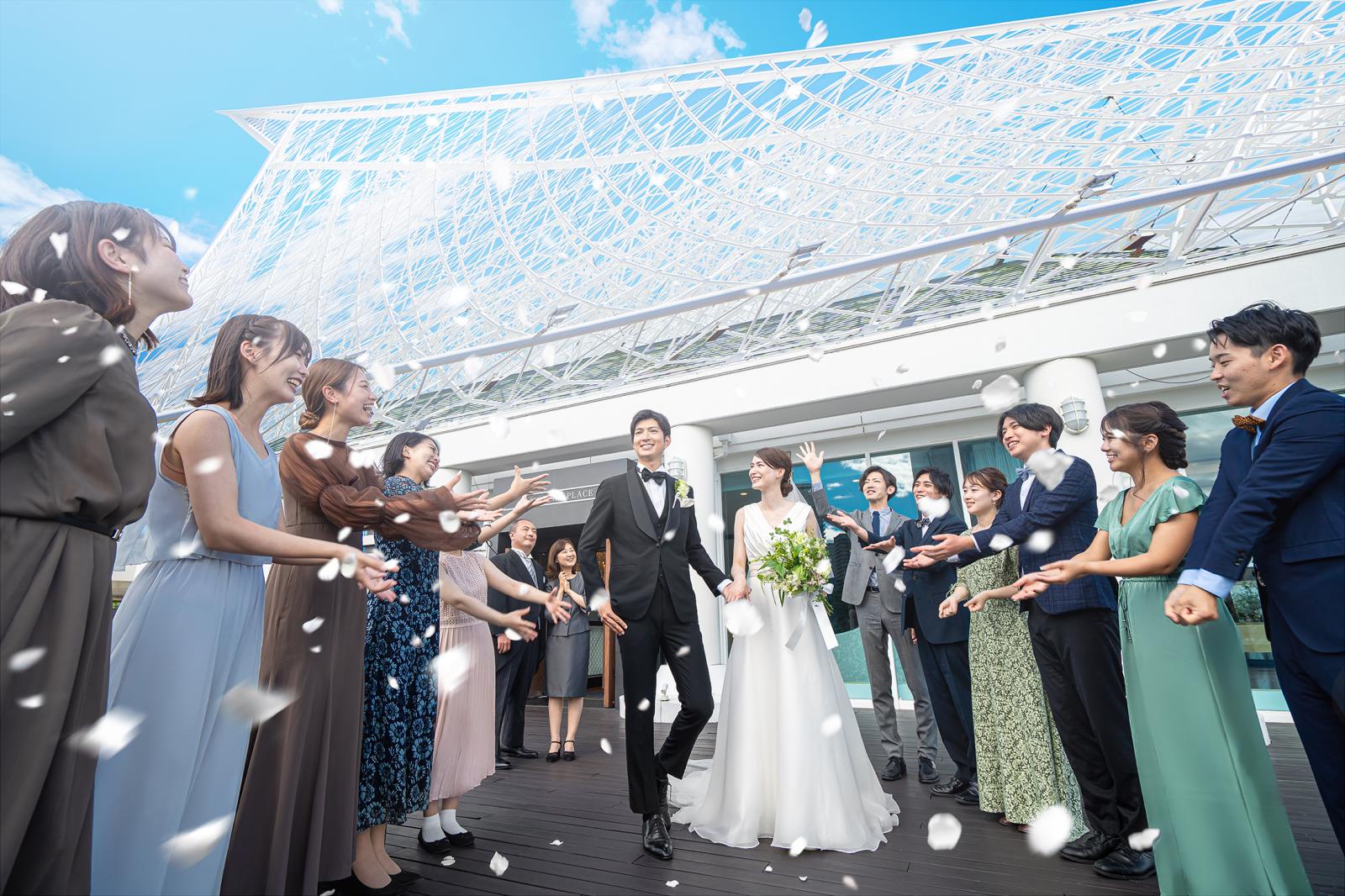 テラス挙式・屋内挙式ともに外でのフラワーシャワーはとても人気♪