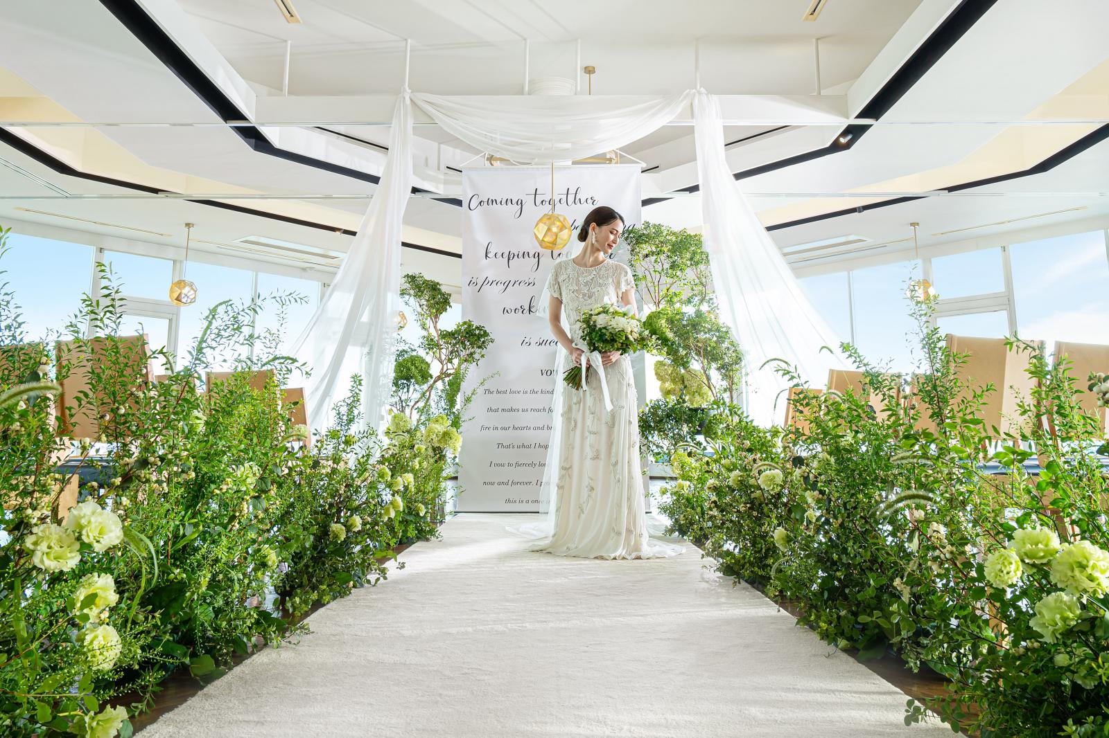 【選べるふたつのセレモニー】自然光が差し込む緑の屋内セレモニーも人気