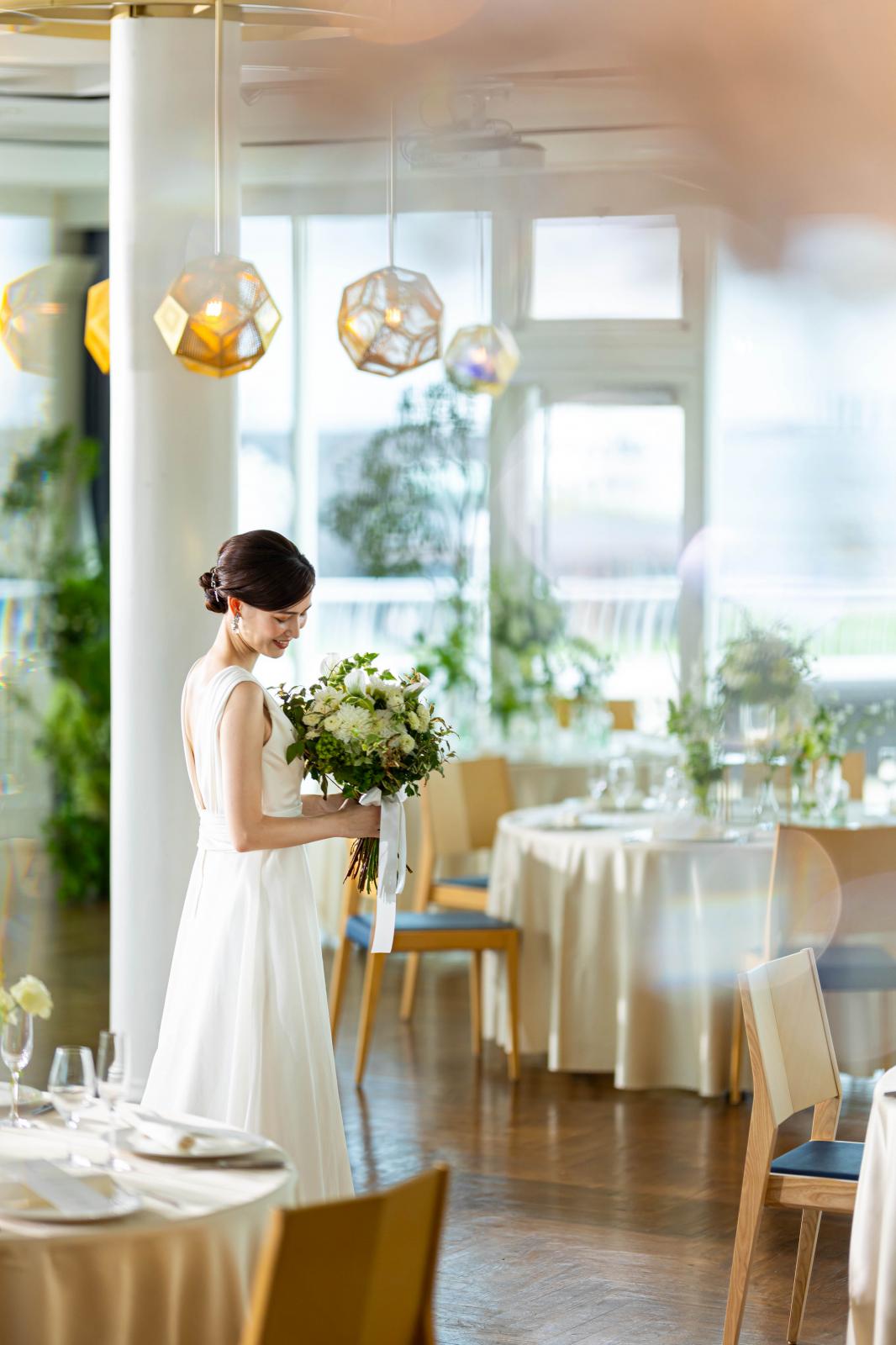 自然光が差し込むオーシャンビューの会場だからこそ明るい空間