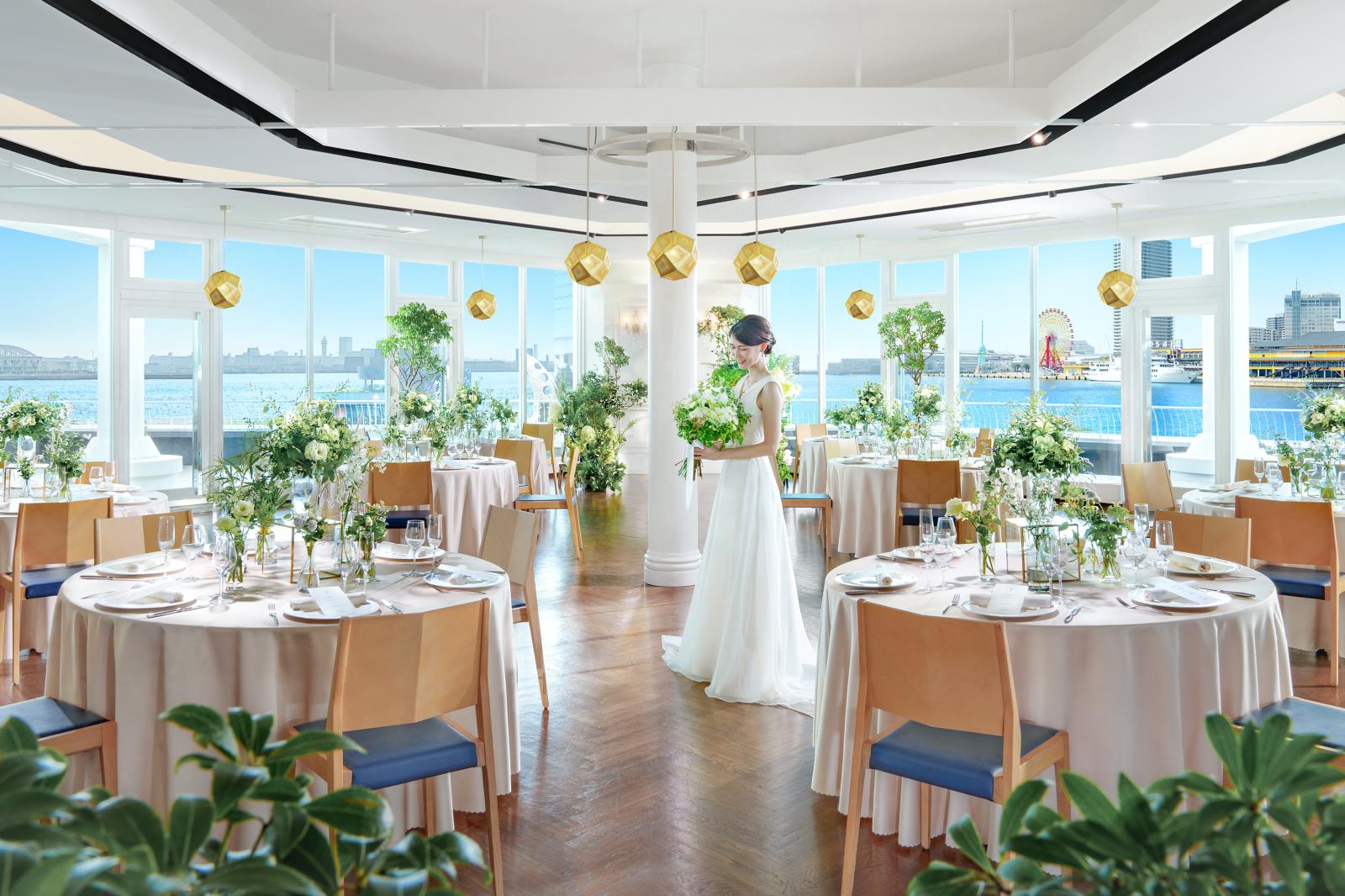 お食事と神戸の海を楽しむことができるオーシャンビューな披露宴会場