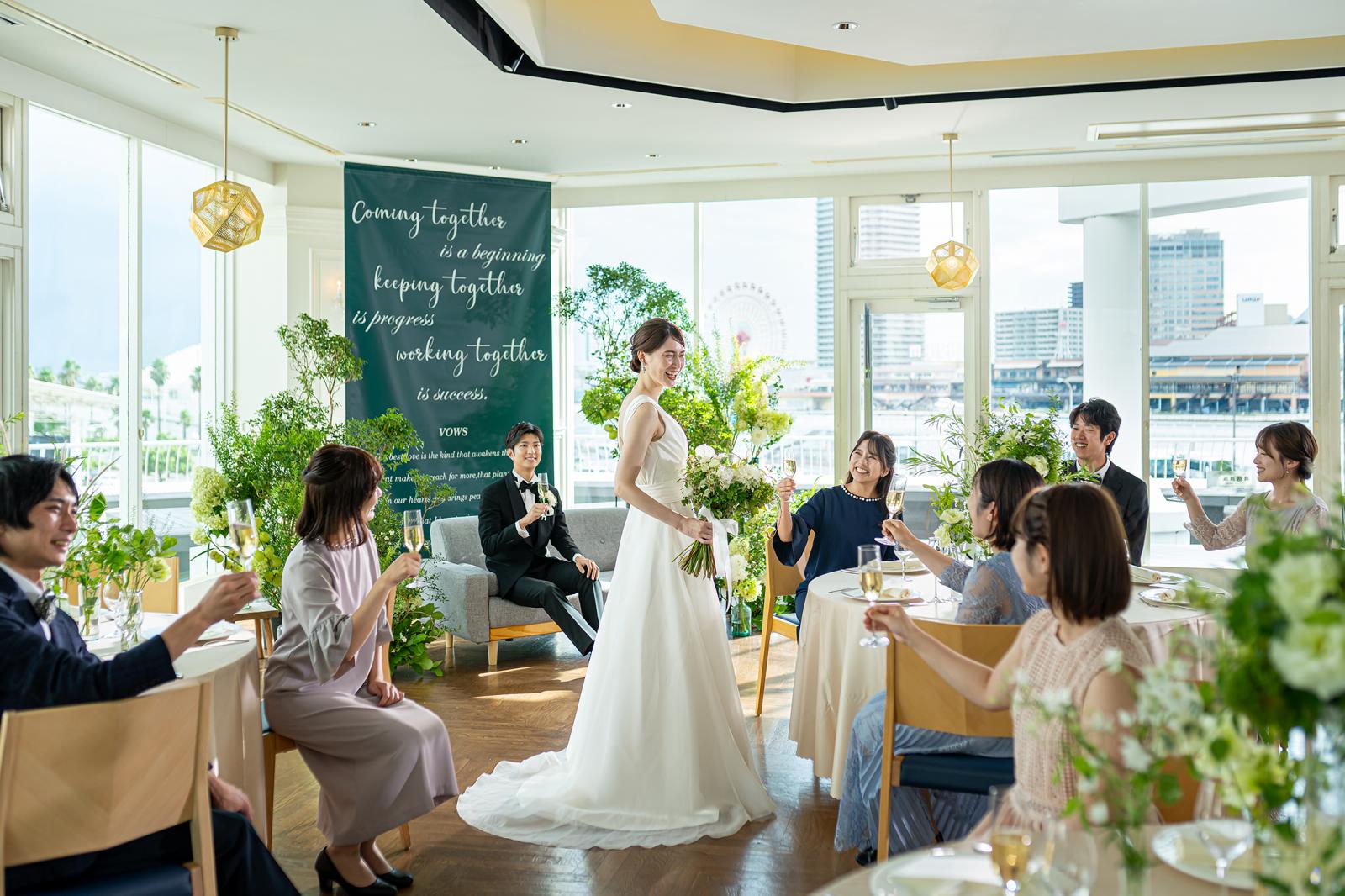 乾杯のシーンもオーシャンビューで感動がより素敵に！ゲストと距離が近くて楽しめるのはオーシャンプレイスならでは。