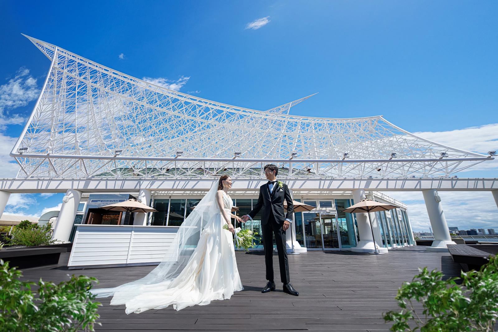 空や海をバックにケーキ入刀やデザートビュッフェを楽しむことができる