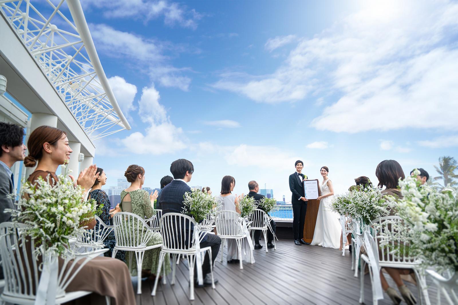 【挙式】挙式スペースはテラスと全天候型の館内からお選びいただけます。※雨天時は屋内に当日変更も可能