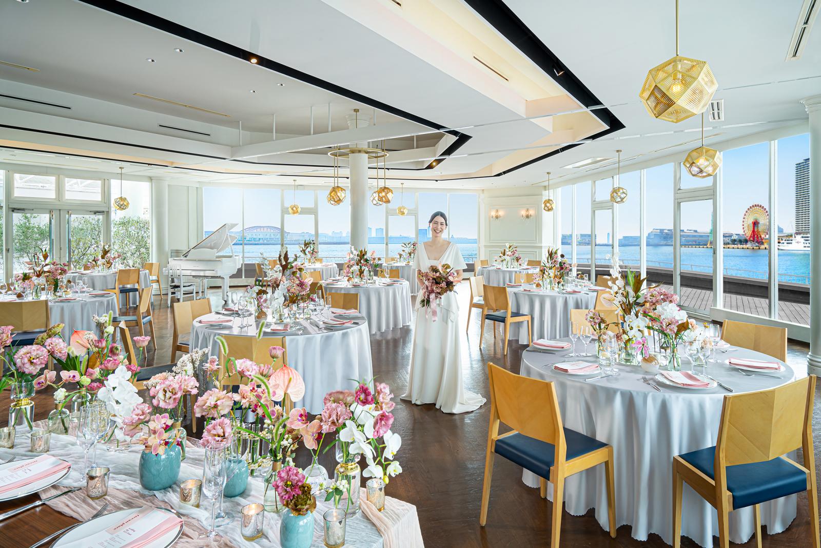 会場前方は全面窓で明るく自然光が差し込む空間で友人や親族とも近く温かいパーティの時間に