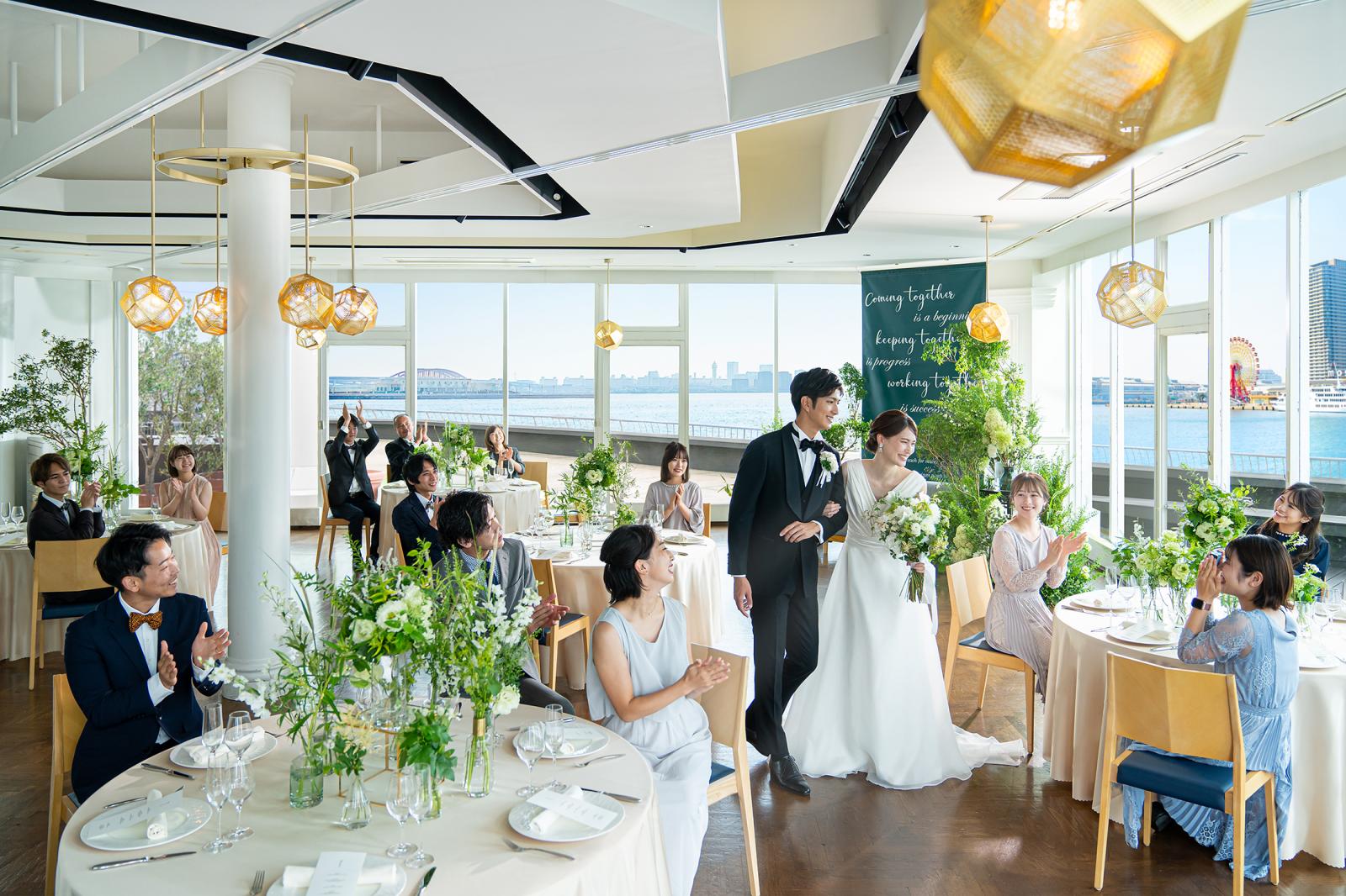 入場のシーンもゲストと距離が近く楽しんでもらえる空間。オリジナルコーディネートもご相談ください