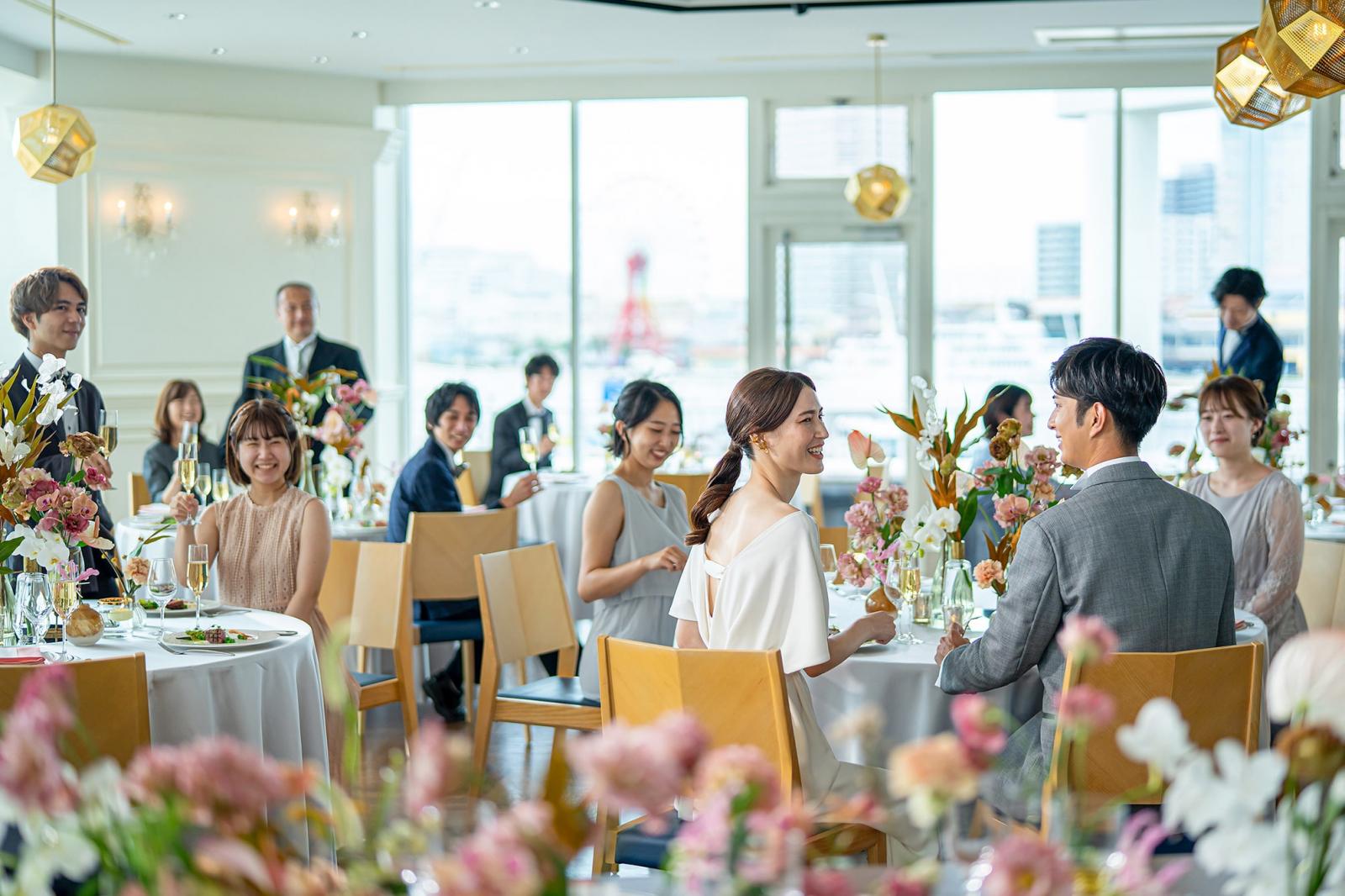 友人や親族とも近く温かいパーティの時間に。窓から差し込む自然光が自然と笑顔を生み出します