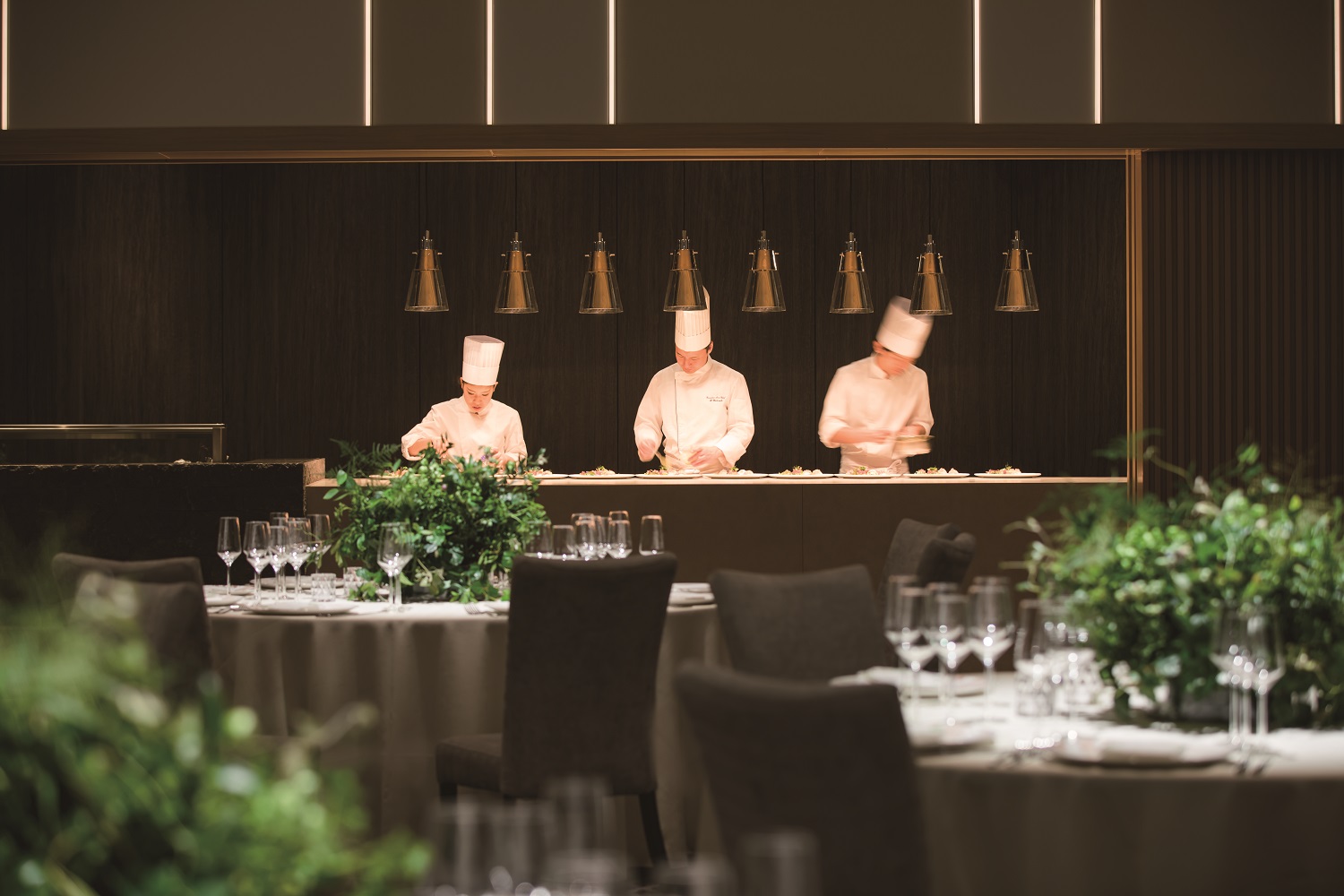 ライブキッチンでは目の前で仕上げていく姿も見れるため、お料理も楽しみになるはず。